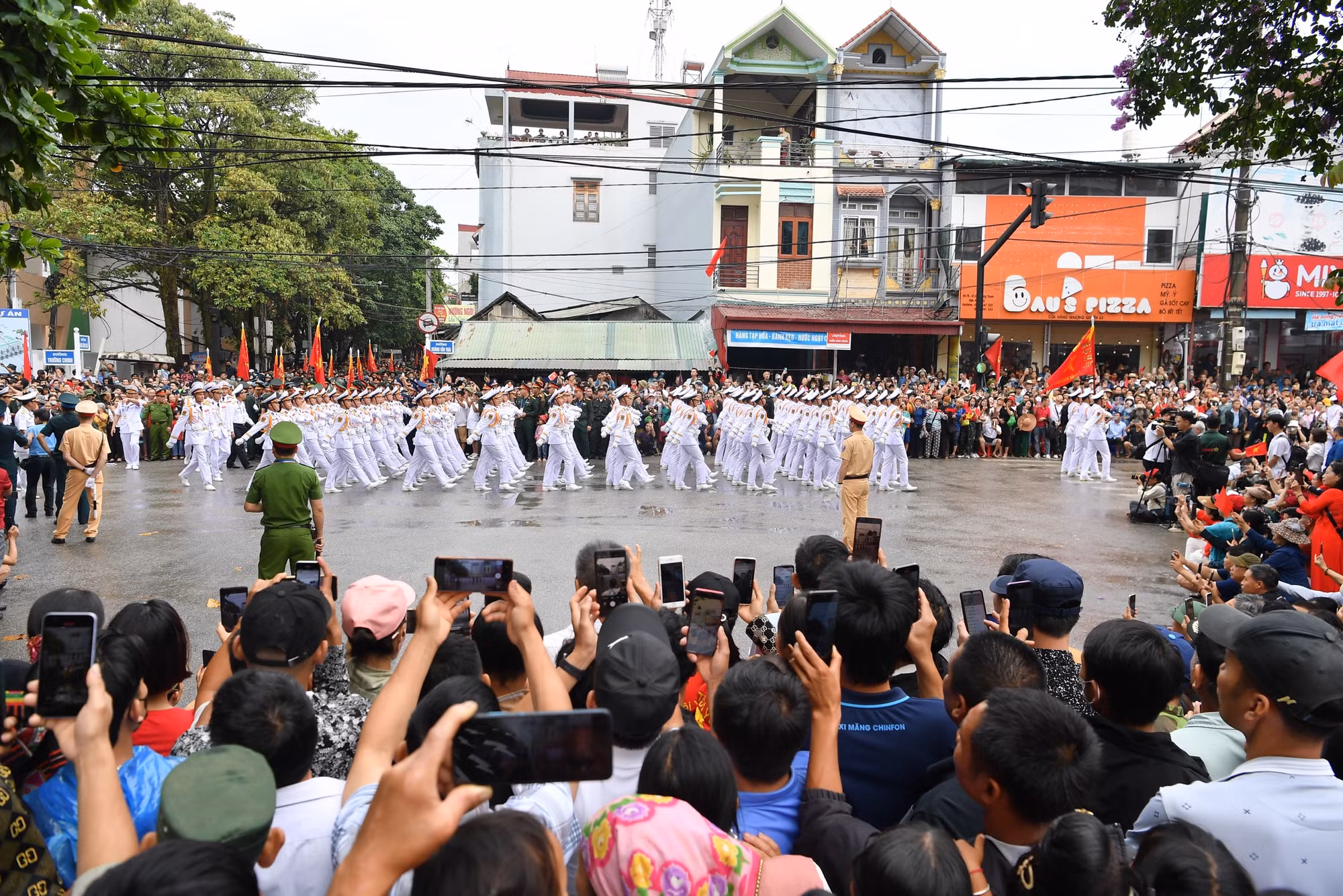 Lúc này, trời cũng đã tạnh mưa. Người dân cố gắng ghi lại những hình ảnh bằng điện thoại.