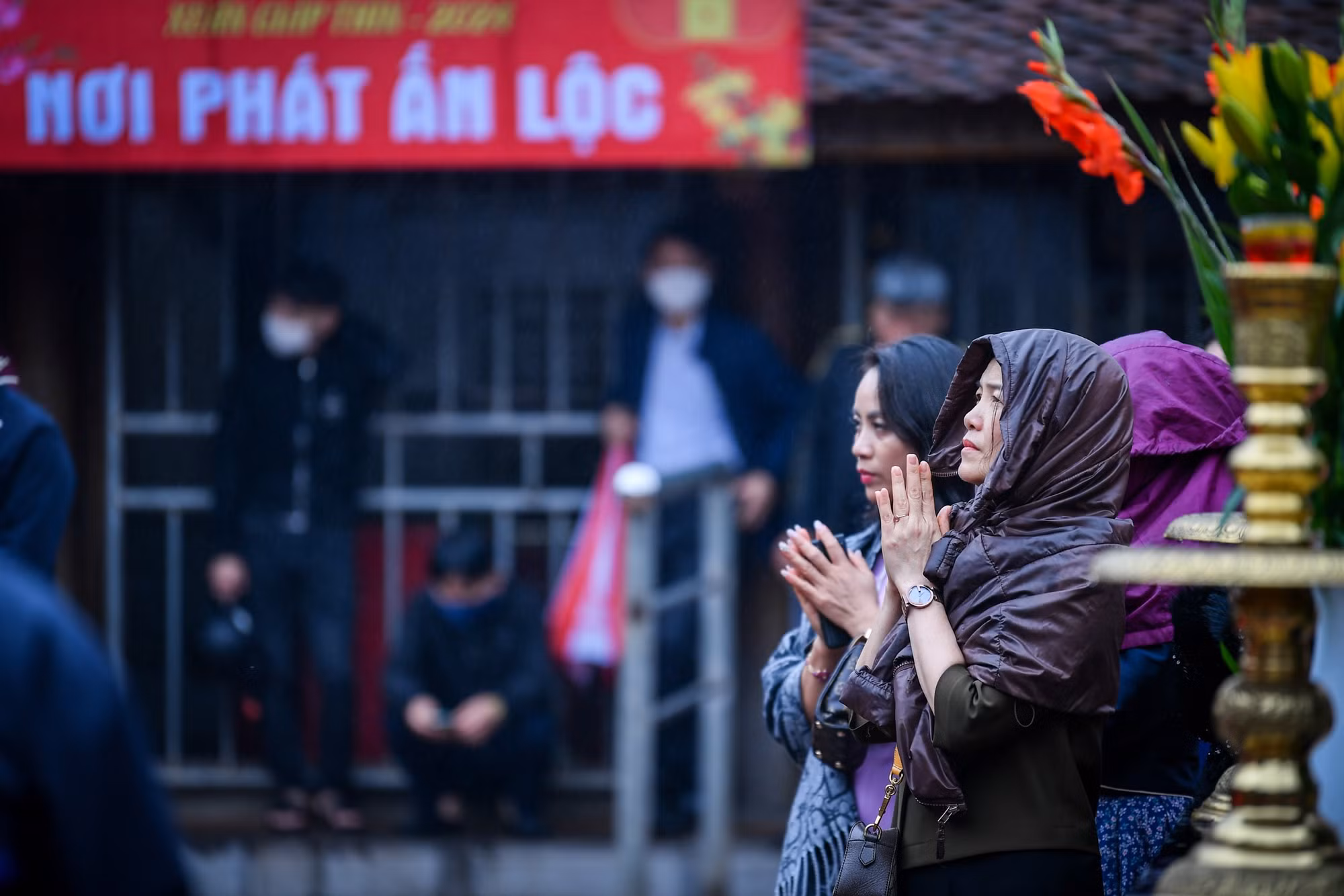 Cũng giống chị Nguyệt, nhiều du khách bày tỏ niềm phấn khởi khi tới dự lễ khai ấn đền Trần năm nay. Chị Ánh tới từ Hà Nội cho hay, năm nào chị cũng tới đền Trần để cầu bình an cho gia đình. "Tôi không đặt nặng việc xin ấn, quan trọng là đến cầu bình an", chị cho hay. Cũng giống chị Nguyệt, nhiều du khách bày tỏ niềm phấn khởi khi tới dự lễ khai ấn đền Trần năm nay. Chị Ánh tới từ Hà Nội cho hay, năm nào chị cũng tới đền Trần để cầu bình an cho gia đình. "Tôi không đặt nặng việc xin ấn, quan trọng là đến cầu bình an", chị cho hay.