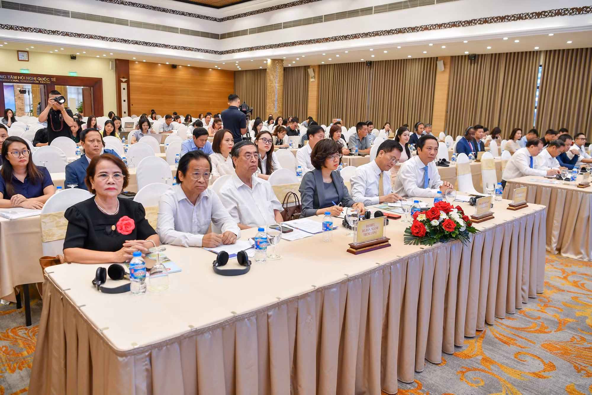 Các đại biểu tham dự họp báo.