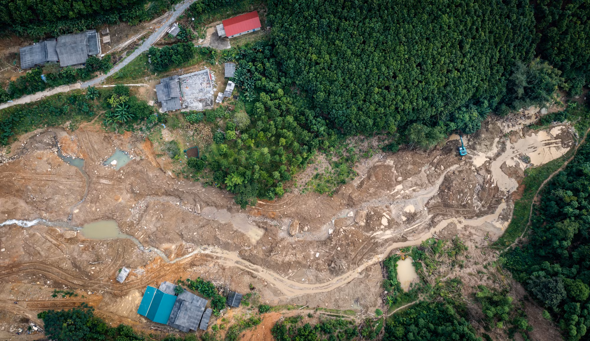 Đất đá chảy thành dòng, cuốn phăng đi 15 căn nhà tại Nậm Tông. Đến đầu tháng 11, vẫn còn 1 nạn nhân chưa tìm được thi thể. Nỗi đau Nậm Tông vẫn rỉ máu, như dòng bùn đất ngầu lên mỗi khi mưa đổ về...