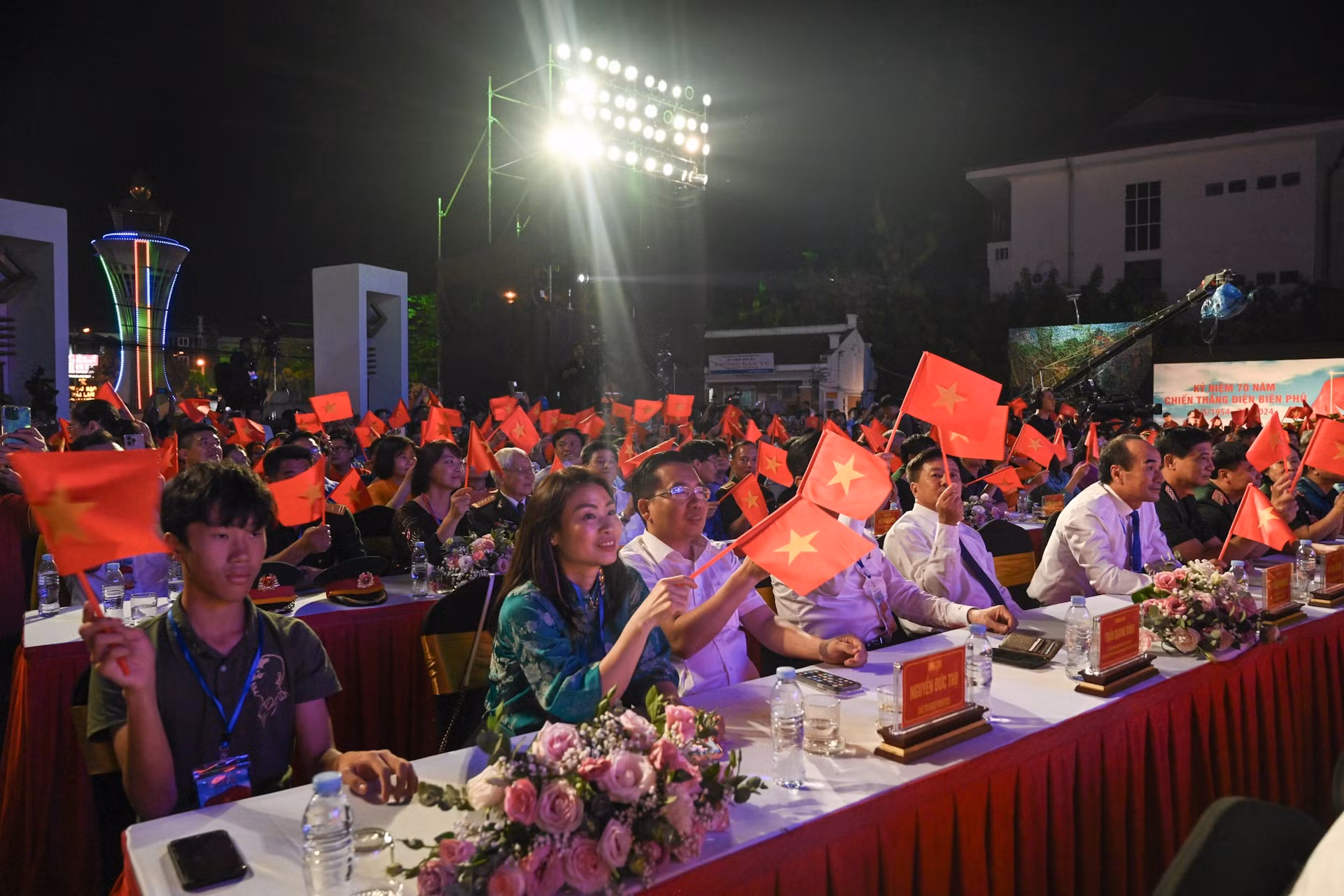 Các đại biểu tham dự chương trình tại đầu cầu Điện Biên.