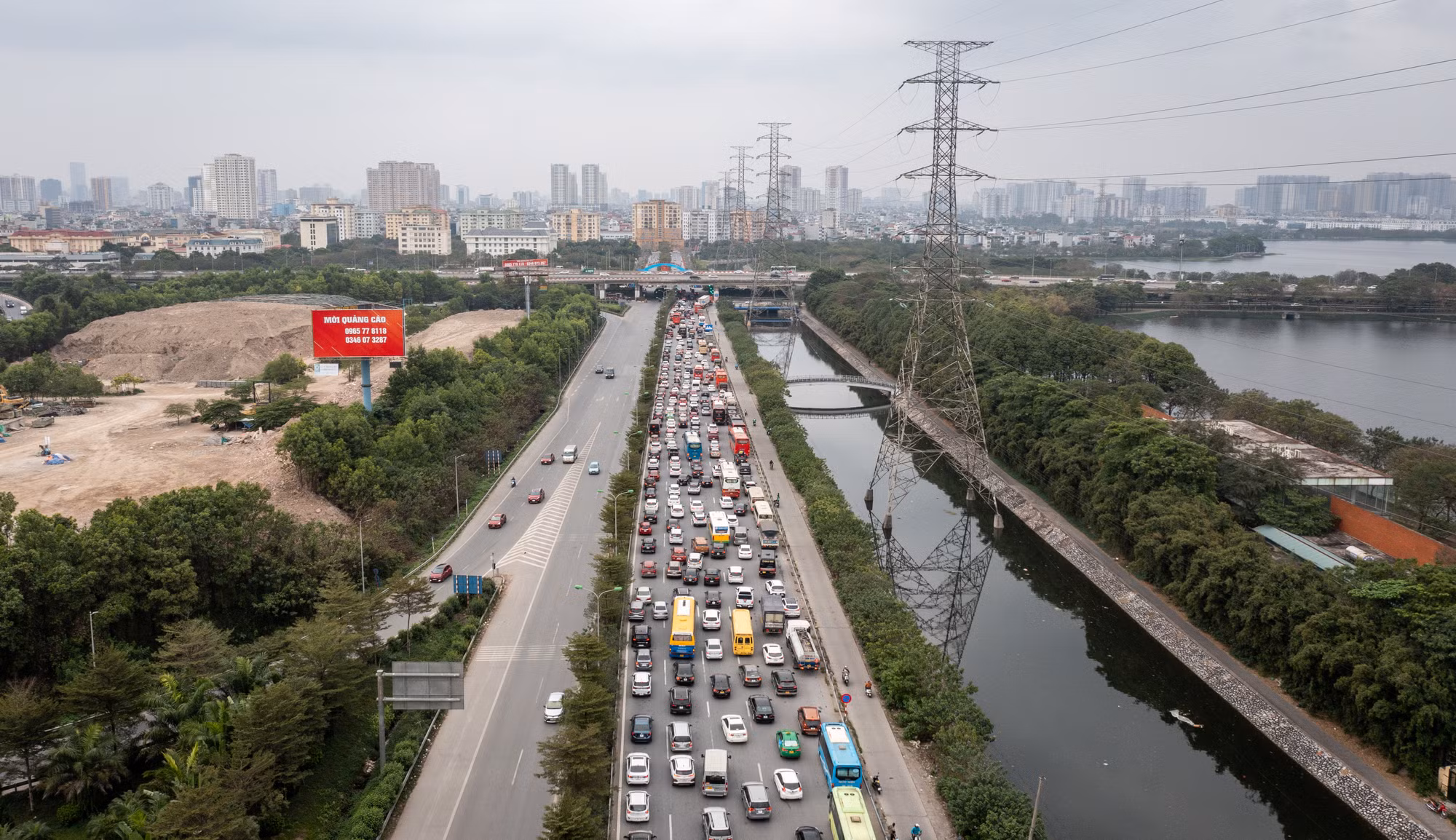 Chiều 14/2 (tức ngày 5 Tết Nguyên đán 2024), lưu lượng phương tiện đông dần trên các tuyến đường cửa ngõ ra, vào Thủ đô.