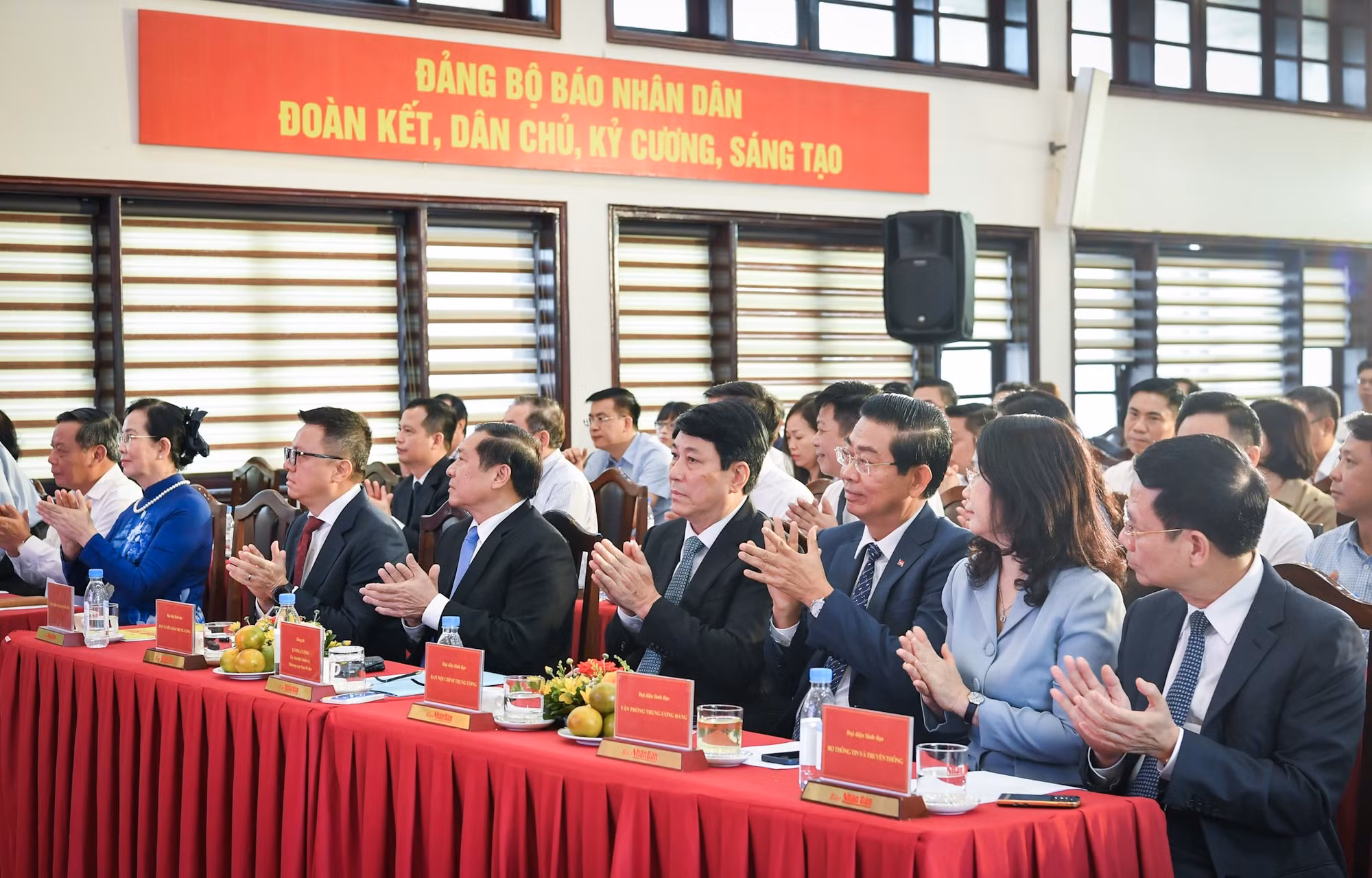 Các đại biểu tham dự Lễ khai trương.
