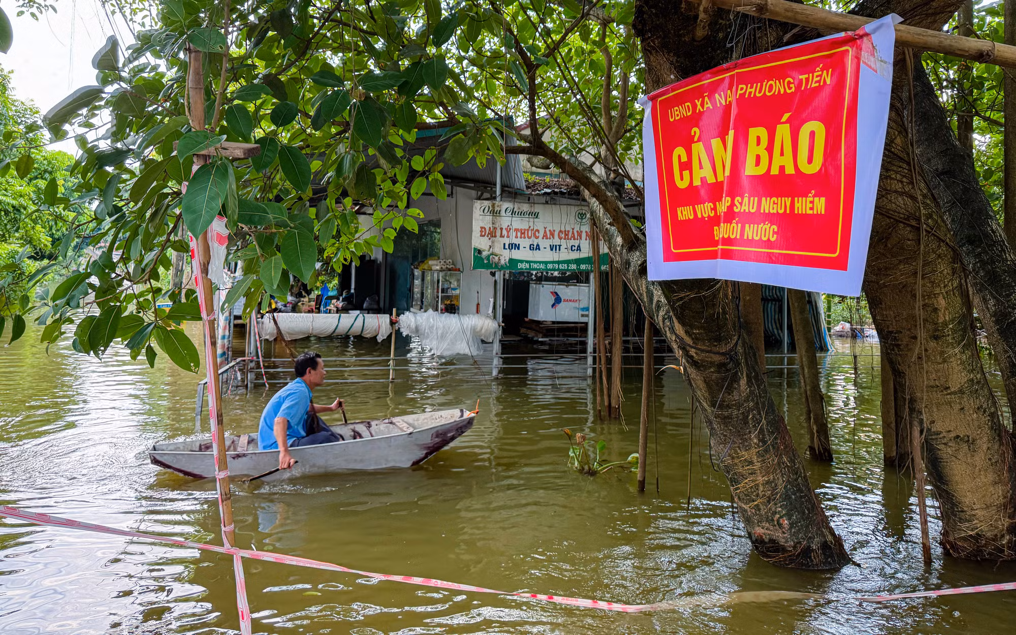 Tại thôn Nhân Lý, xã Nam Phương Tiến (huyện Chương Mỹ), nhiều điểm nước ngập sâu tới 2m. Tại thôn Nhân Lý, xã Nam Phương Tiến (huyện Chương Mỹ), nhiều điểm nước ngập sâu tới 2m.