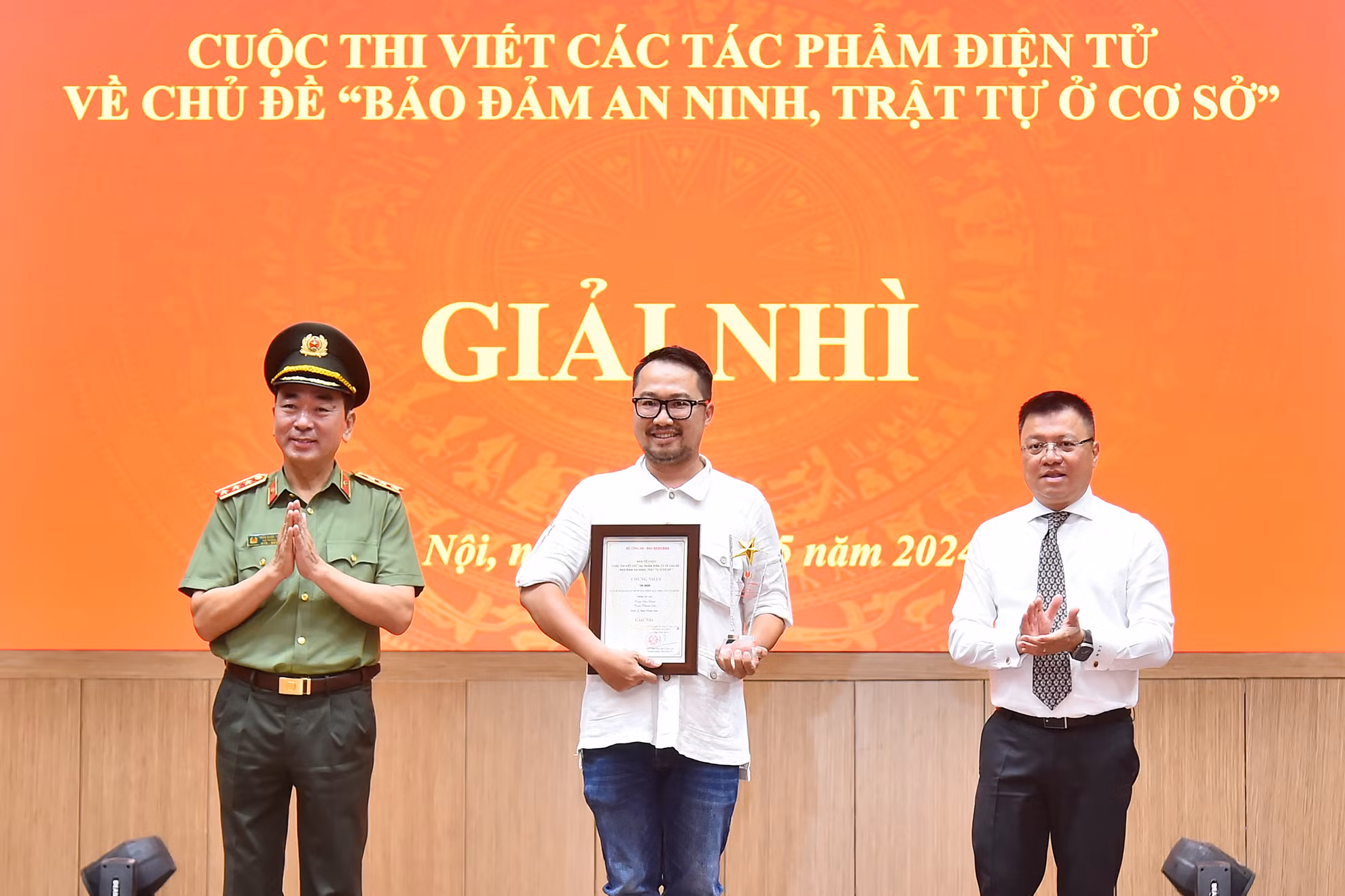 Nhà báo Trần Thành Đạt (Ban Nhân Dân Điện tử, Báo Nhân Dân) đại diện nhóm tác giả nhận Giải Nhì của cuộc thi. (Ảnh: THỦY NGUYÊN)
