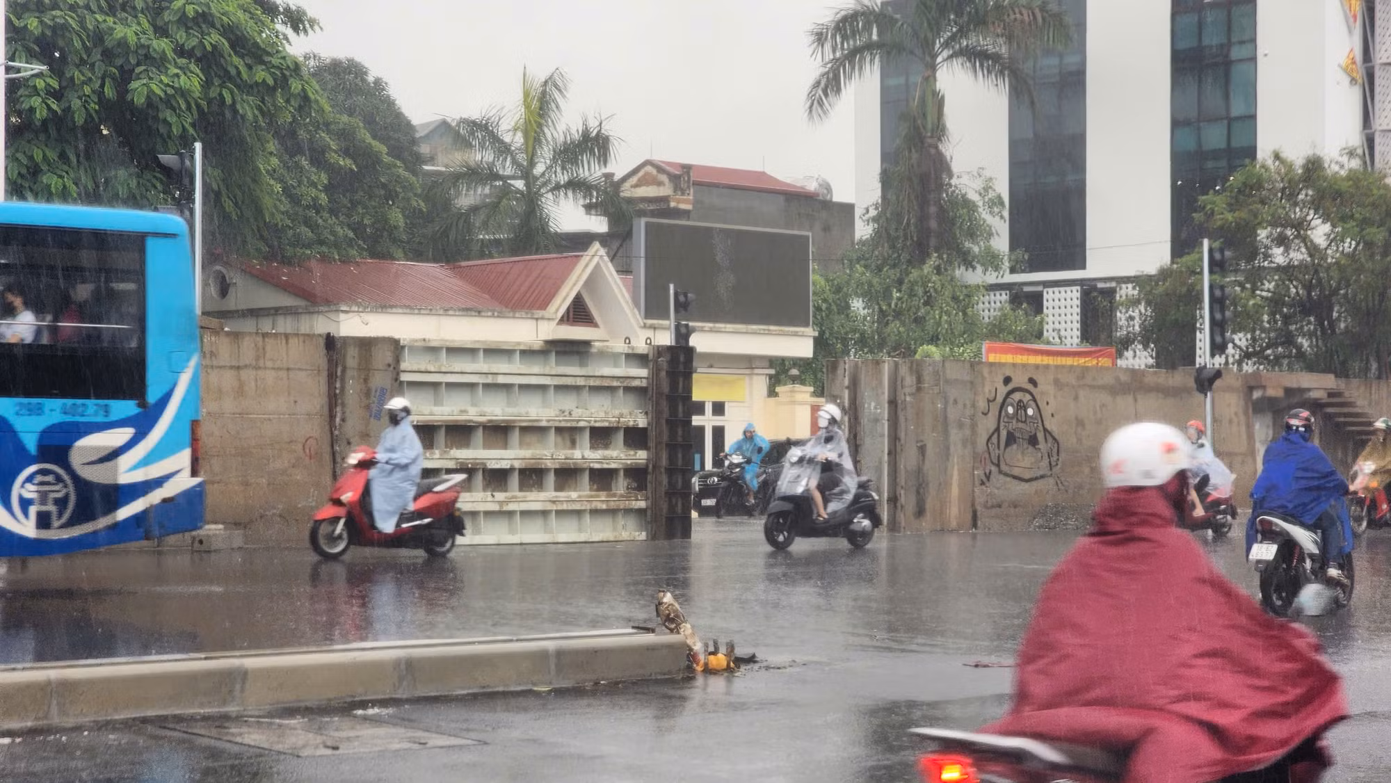 Tại đường Âu Cơ, một nửa cửa khẩu phía trước trường tiểu học Nhật Tân cũng đã được đóng vào sáng nay 11/9.