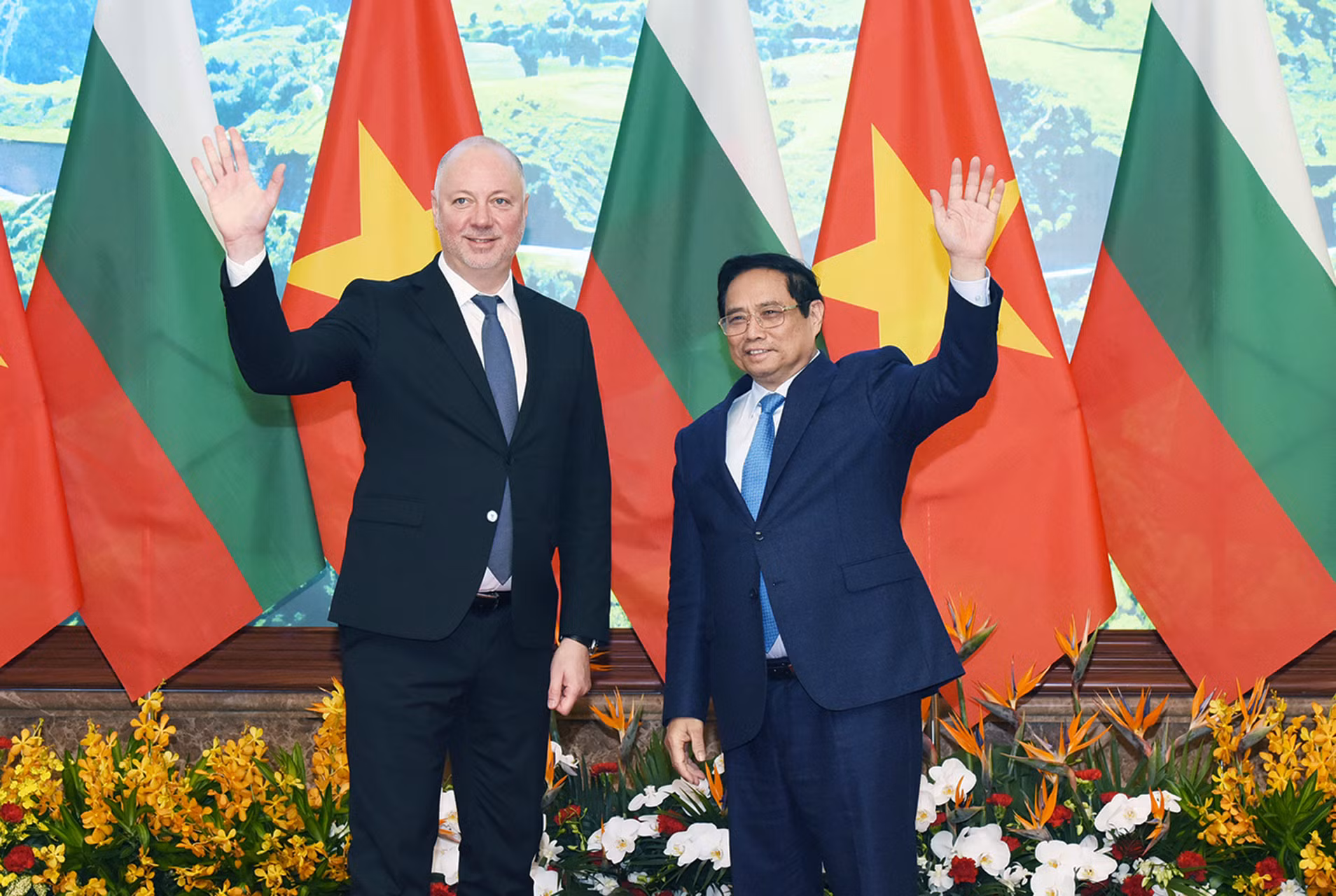 Thủ tướng Phạm Minh Chính và Chủ tịch Quốc hội Bulgaria Rossen Dimitrov Jeliazkov vẫy chào các cơ quan thông tấn, báo chí Thủ tướng Phạm Minh Chính và Chủ tịch Quốc hội Bulgaria Rossen Dimitrov Jeliazkov vẫy chào các cơ quan thông tấn, báo chí