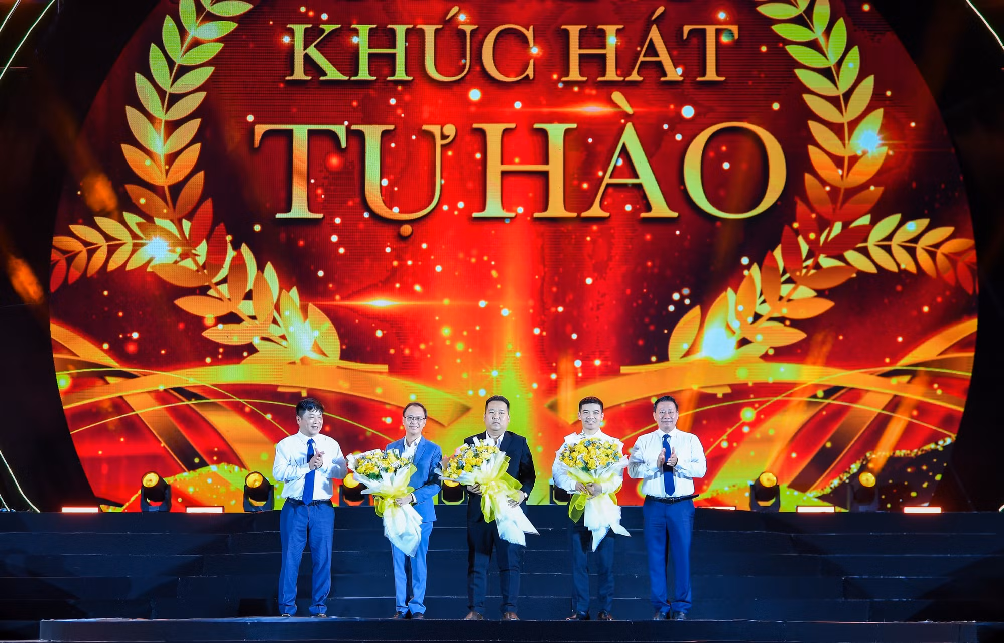 Các đồng chí Trần Thanh Ngọc, Phó Bí thư Tỉnh ủy, Chủ tịch Ủy ban nhân dân tỉnh Tây Ninh, Quế Đình Nguyên, Phó Tổng Biên tập Báo Nhân Dân tặng hoa cho đại diện các nhà tài trợ: Tập đoàn Sun Group, Tập đoàn Thaco Trường Hải, Ngân hàng Eximbank.