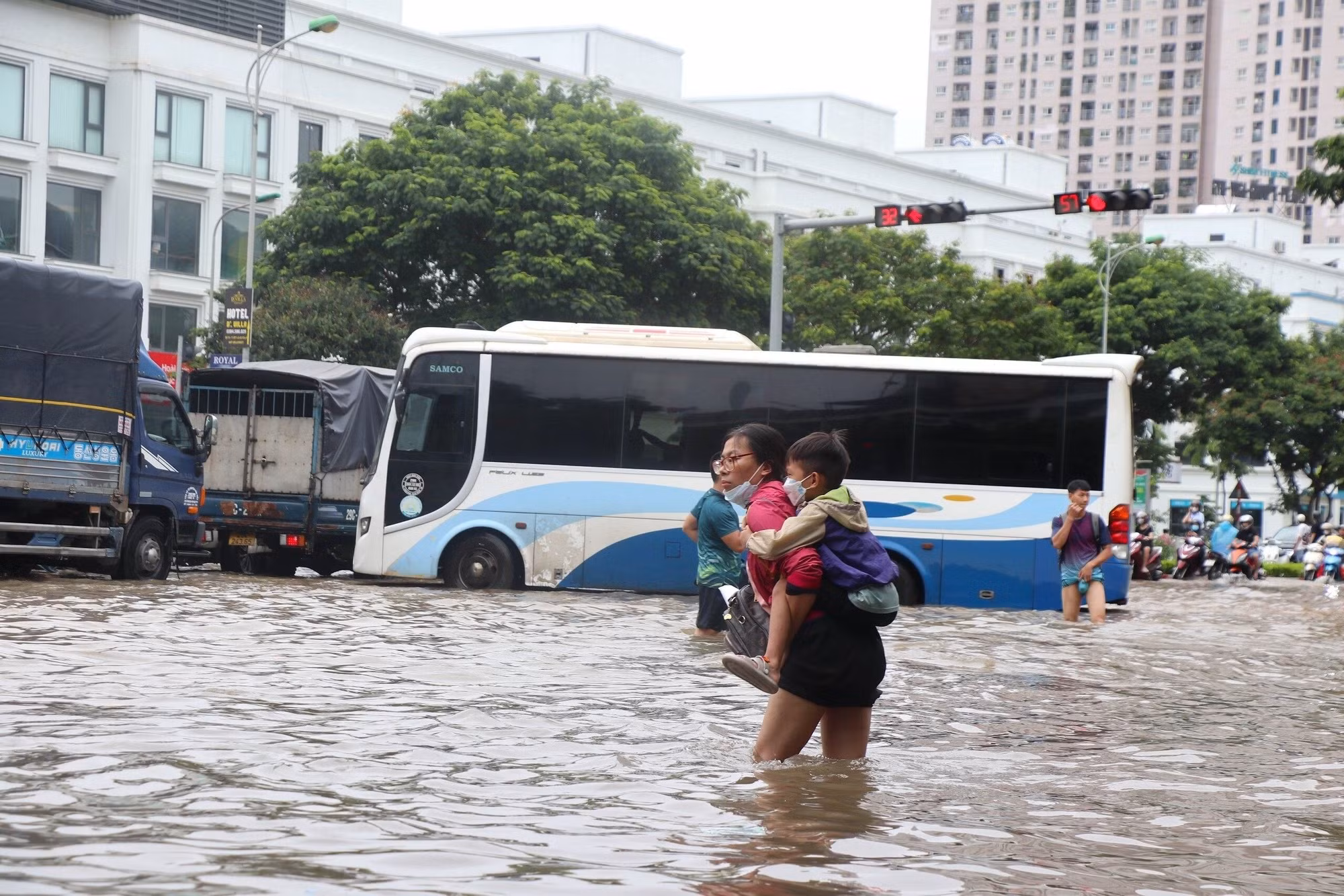 Theo báo cáo của Công ty Thoát nước Hà Nội, cơn mưa kéo dài đã khiến lượng mưa ghi nhận được tại nhiều điểm tăng đột biến. Điển hình như tại quận Hoàng Mai, lượng mưa ghi nhận được lên tới 266,3 mm; quận Hà Đông 295,8 mm... Khu vực huyện Thanh Oai 256,4mm, Thanh Trì 222,5 mm...