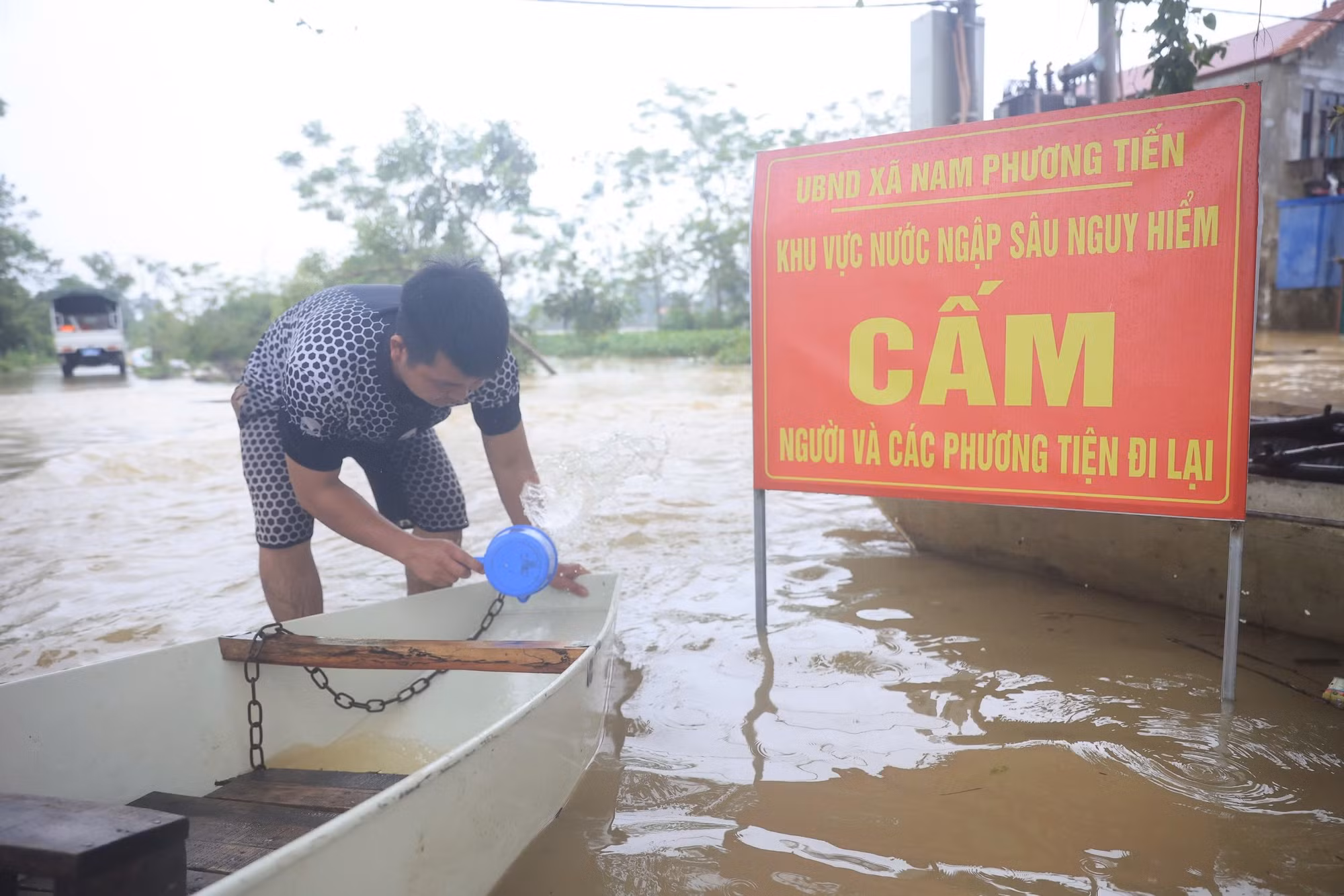 Tại Nam Phương Tiến, các biển cảnh báo khu vực ngập sâu nguy hiểm đã được cắm. Tại Nam Phương Tiến, các biển cảnh báo khu vực ngập sâu nguy hiểm đã được cắm.