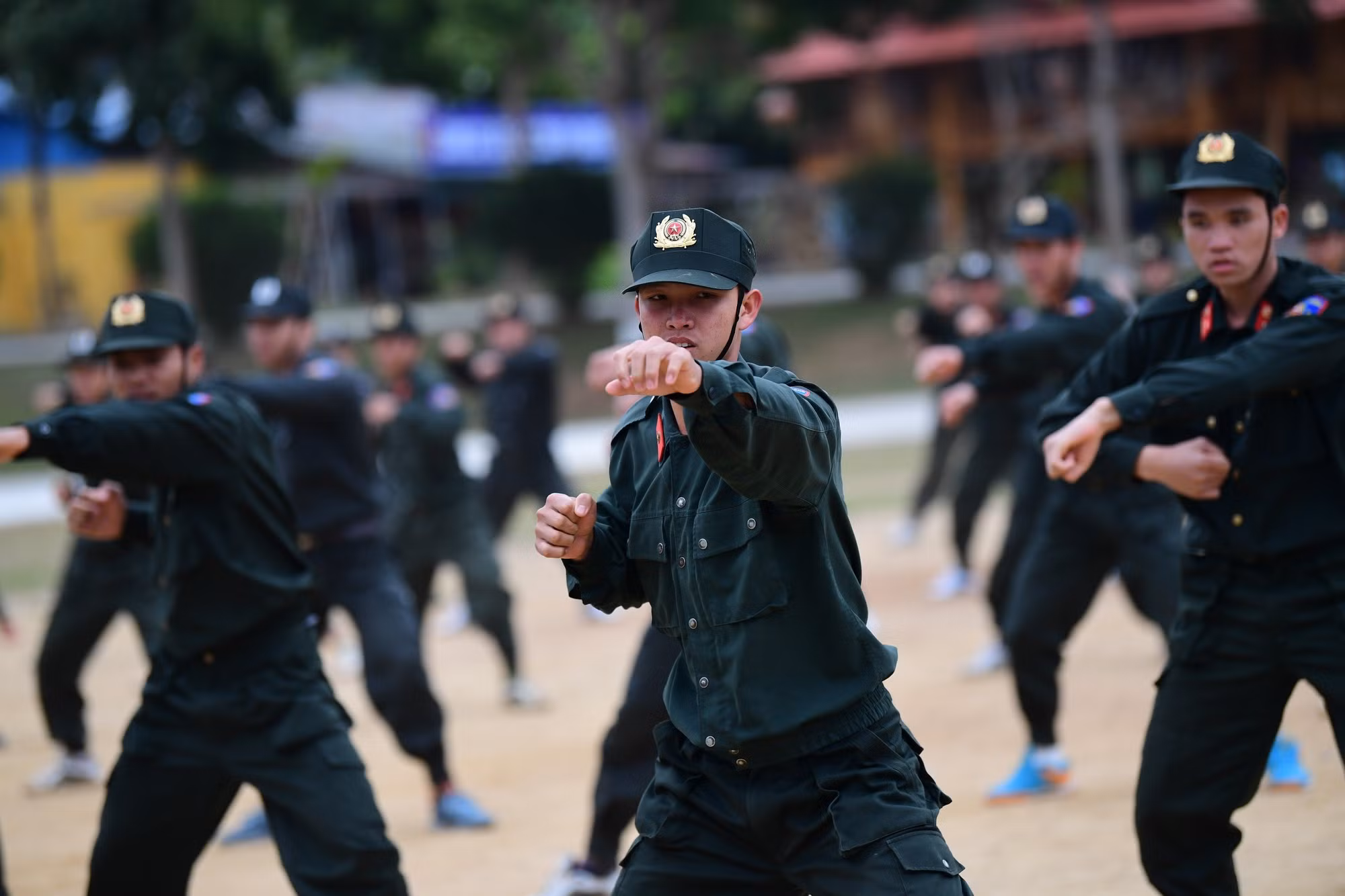 Cán bộ, chiến sĩ Trung đoàn Cảnh sát cơ động Tây Bắc rèn luyện võ thuật.
