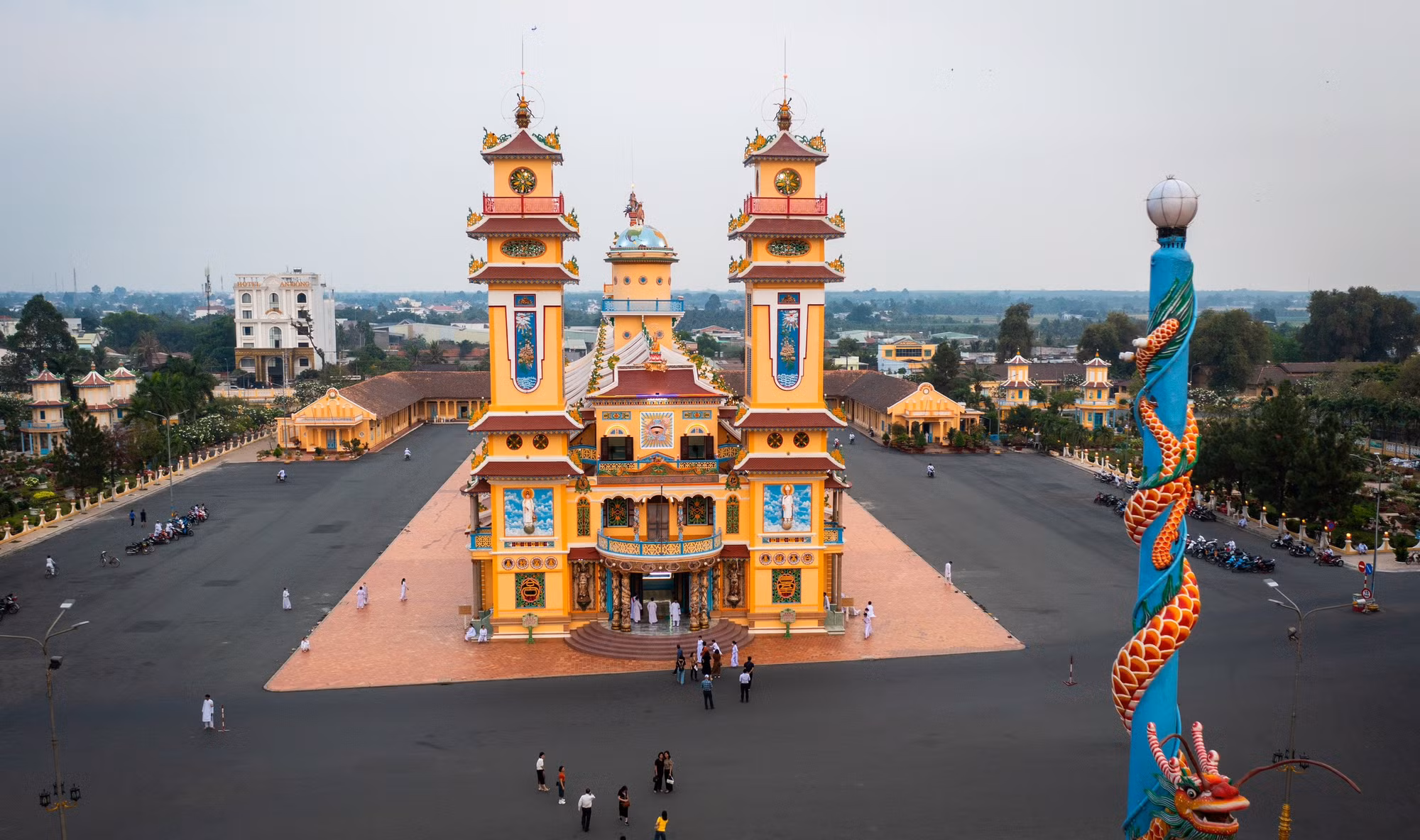Trung tâm của cụm công trình này là Tòa Thánh dài 135m, rộng 27m. Cửa chính hướng về phía Tây với tam đài cao 36m, hiệp thiên đài (hai lầu chuông và trống) cao 27m, nghinh phong đài, cửu trùng đài và bát quái đài cao 36m. Có rất nhiều phần công trình trong Tòa Thánh được xây theo kích thước là những bội số căn bản của 9.