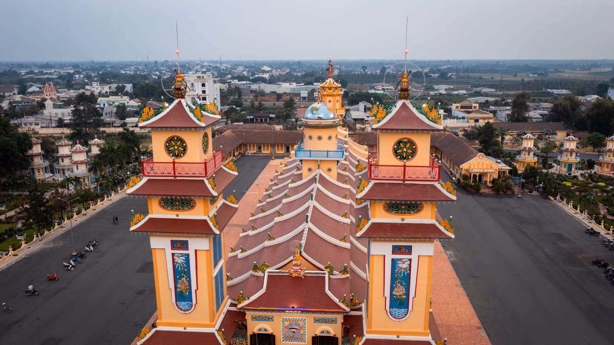 Công trình đồ sộ này được xây trong hơn 20 năm (từ năm 1926 đến năm 1947), qua 5 kỳ tạo dựng. Trong suốt thời gian xây dựng Tòa Thánh, tất cả các công đoạn đều làm bằng tay và không dựa trên bất kỳ giấy tờ, hình vẽ nào mà hoàn toàn dựa vào người lao động. Điều lạ là, rất nhiều người là nông dân chưa từng học qua trường lớp mỹ thuật nào, họ cũng không vẽ trước bản kiến trúc mà xây dựng theo sự hướng dẫn của cơ bút mà vẫn tạo tác thành công hàng chục ngàn họa tiết điêu khắc, hàng chục bức tượng đạt trình độ mỹ thuật cao.