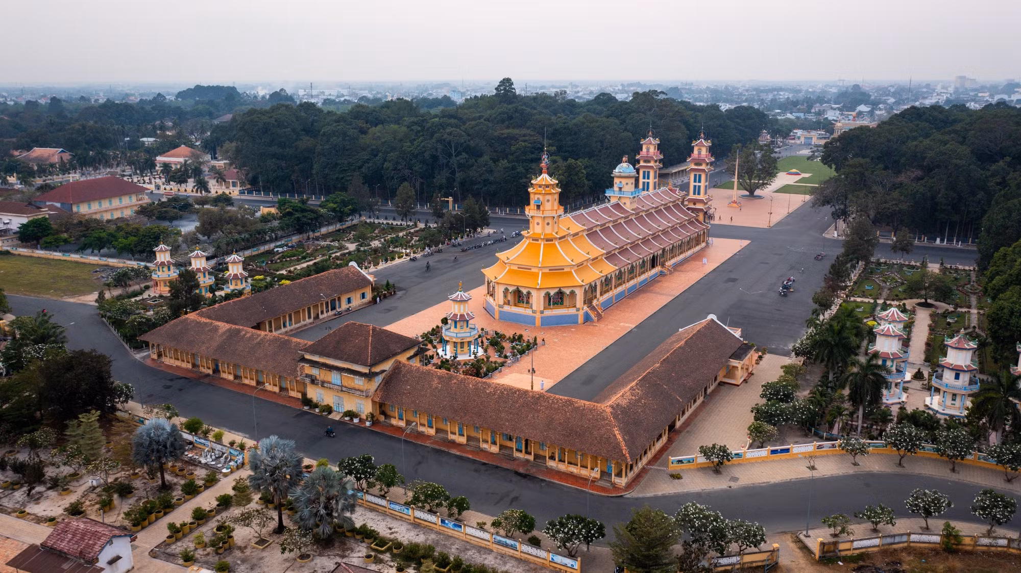 Tòa Thánh Tây Ninh còn được người dân địa phương gọi với cái tên thân thuộc là Đền Thánh. Công trình tọa lạc tại đường Phạm Hộ Pháp, thị trấn Hòa Thành, tỉnh Tây Ninh, cách thành phố Tây Ninh khoảng 5km về phía Đông Nam và cách Thành phố Hồ Chí Minh khoảng 100km về phía Tây.