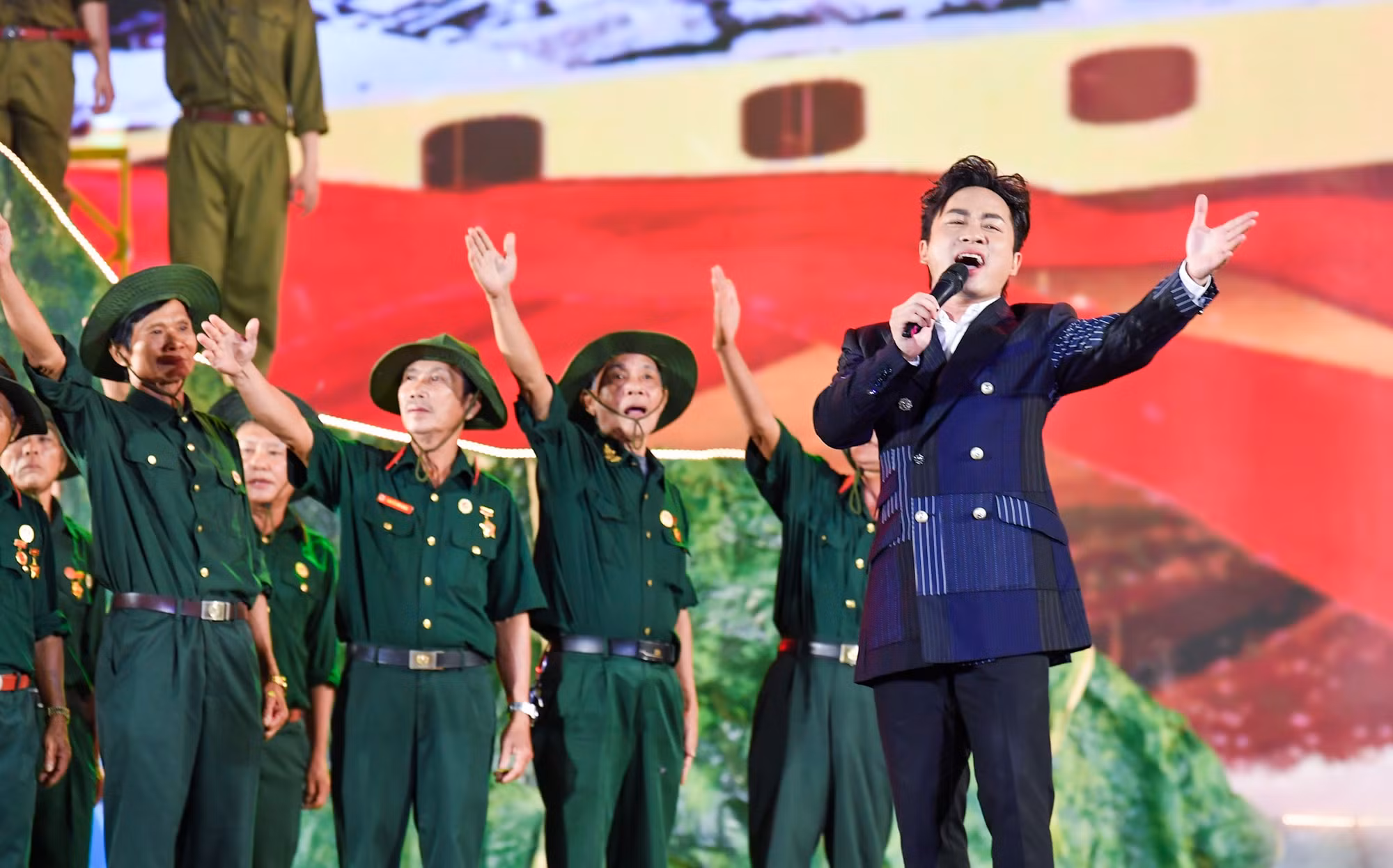 Ca sĩ Tùng Dương biểu diễn nhạc khúc Bài ca không quên tại chương trình Vĩ tuyến 17 - Khát vọng hòa bình. Ca sĩ Tùng Dương biểu diễn nhạc khúc Bài ca không quên tại chương trình Vĩ tuyến 17 - Khát vọng hòa bình.