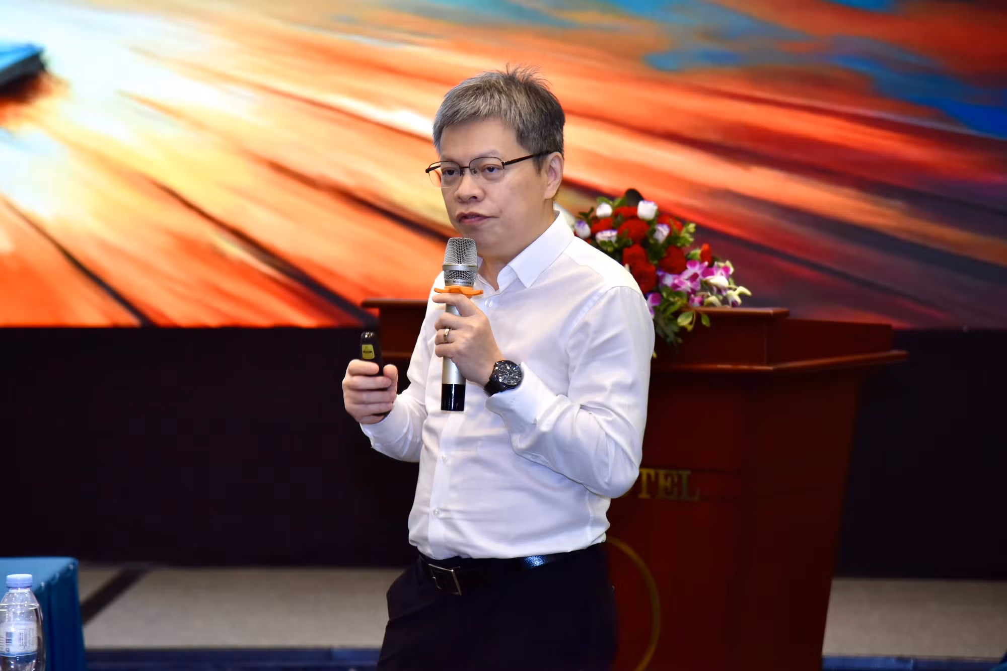 Nhà báo Lê Quốc Vinh chia sẻ tại phiên họp chuyên đề Mô hình kinh tế báo chí đặc thù tại Việt Nam. Nhà báo Lê Quốc Vinh chia sẻ tại phiên họp chuyên đề Mô hình kinh tế báo chí đặc thù tại Việt Nam.
