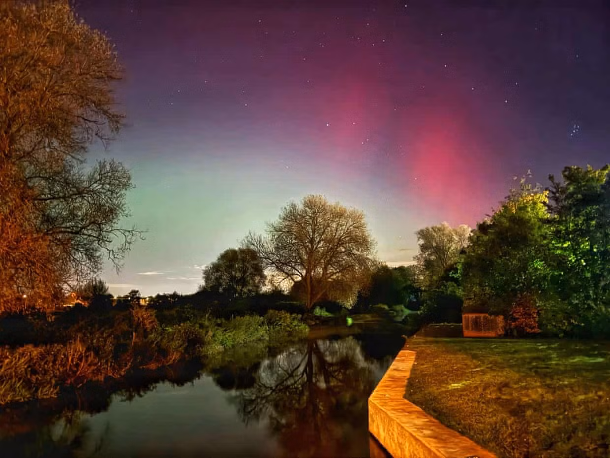 Ánh sáng cực quang trên Sông Wey ở Godalming, Surrey, Vương quốc Anh tối 10/10. (Ảnh: The Guardian) Ánh sáng cực quang trên Sông Wey ở Godalming, Surrey, Vương quốc Anh tối 10/10. (Ảnh: The Guardian)