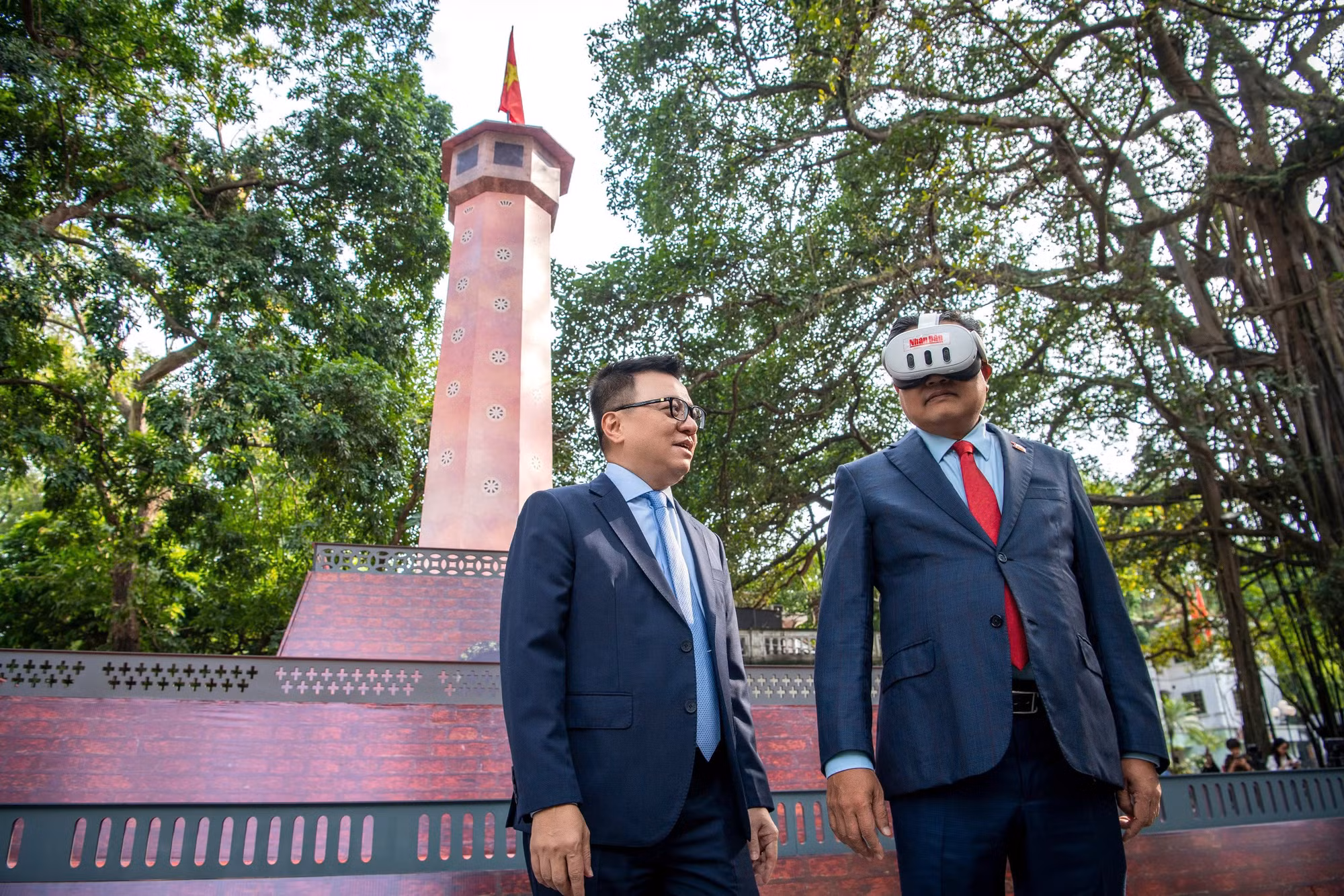 [Ảnh] Hàng nghìn người tham quan Triển lãm tương tác Cột cờ Hà Nội ảnh 21