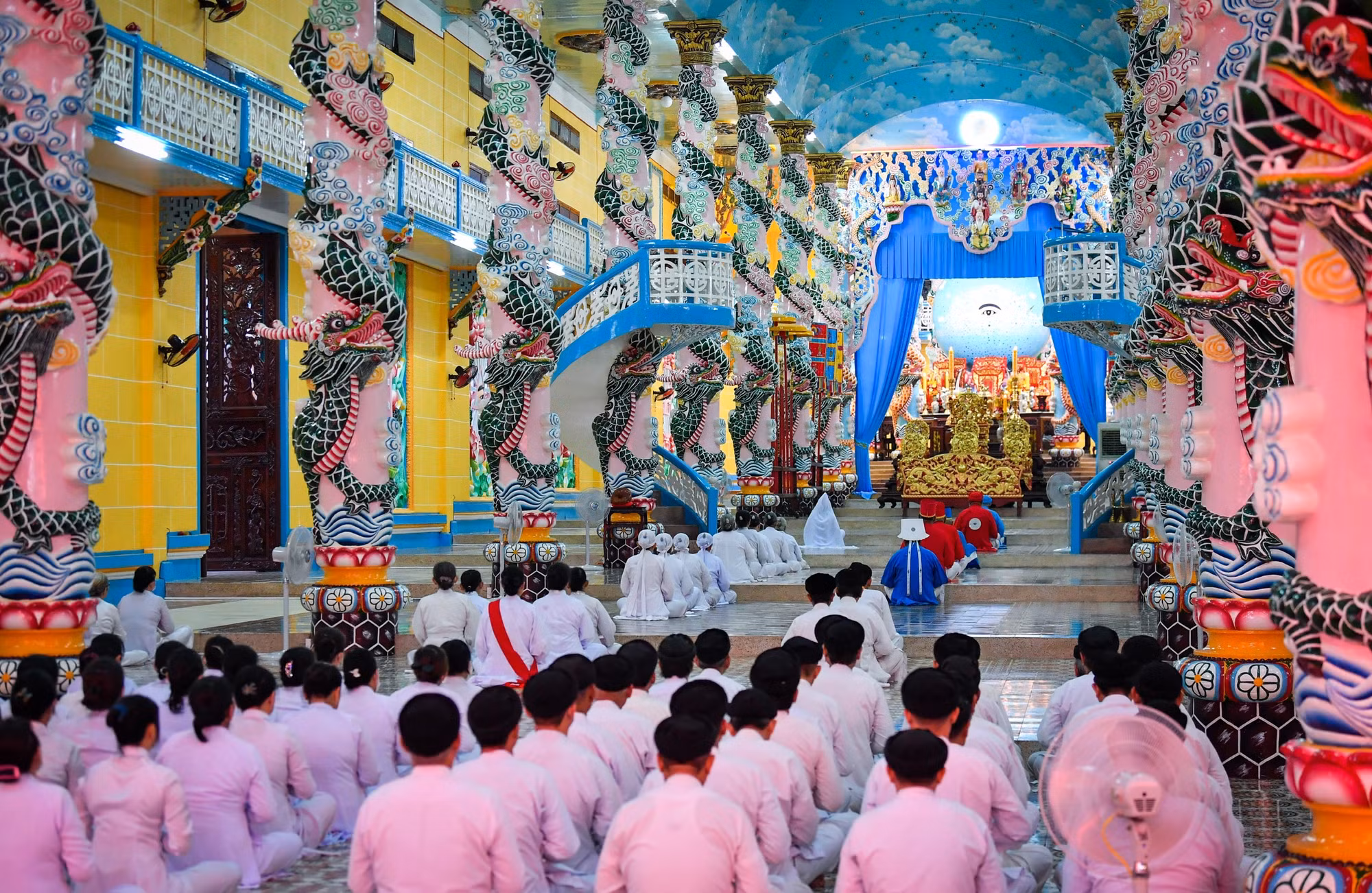 Vào giờ cử hành thánh lễ, chỉ có người theo đạo Cao Đài mới được đi vào khu vực đại điện.