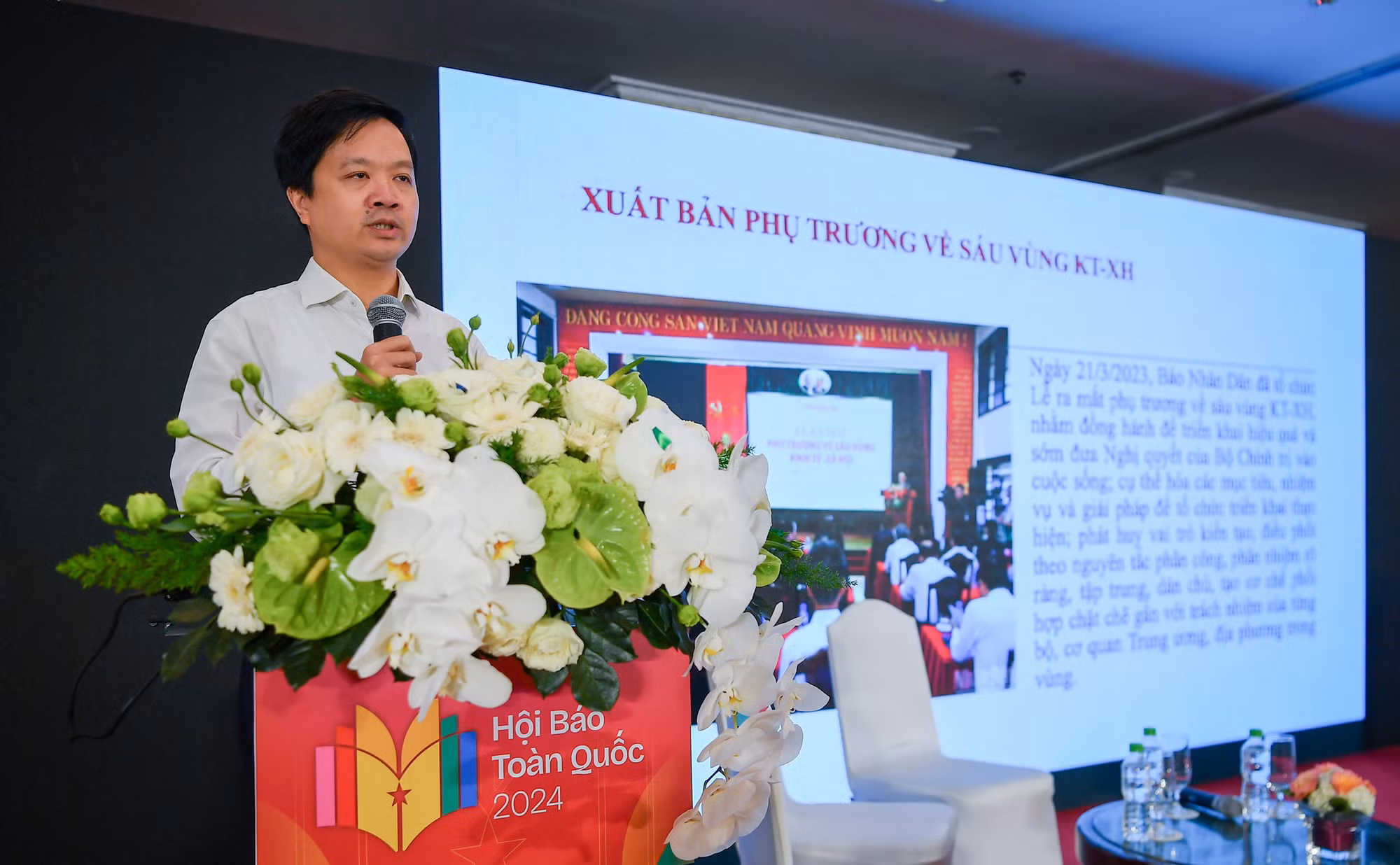 Nhà báo Tạ Quang Dũng, Trưởng Ban Quản lý phóng viên thường trú Báo Nhân Dân trình bày tham luận Báo Nhân Dân tiên phong tuyên truyền Nghị quyết của Bộ Chính trị về phát triển kinh tế-xã hội 6 vùng.
