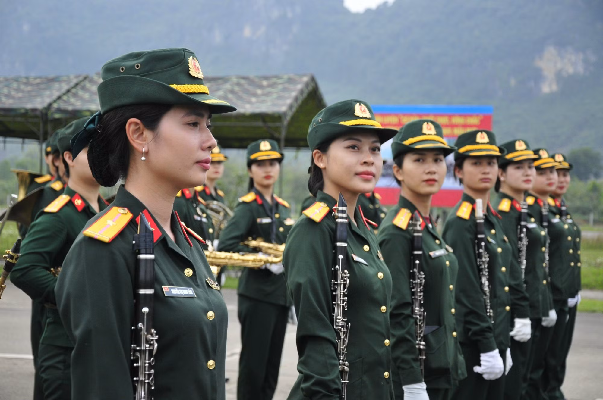 Mặc dù phải xa gia đình, con nhỏ, nhưng Thiếu úy Vũ Thị Tâm (thứ hai từ trái qua) vẫn quyết tâm hoàn thành tốt nhất nhiệm vụ được giao.