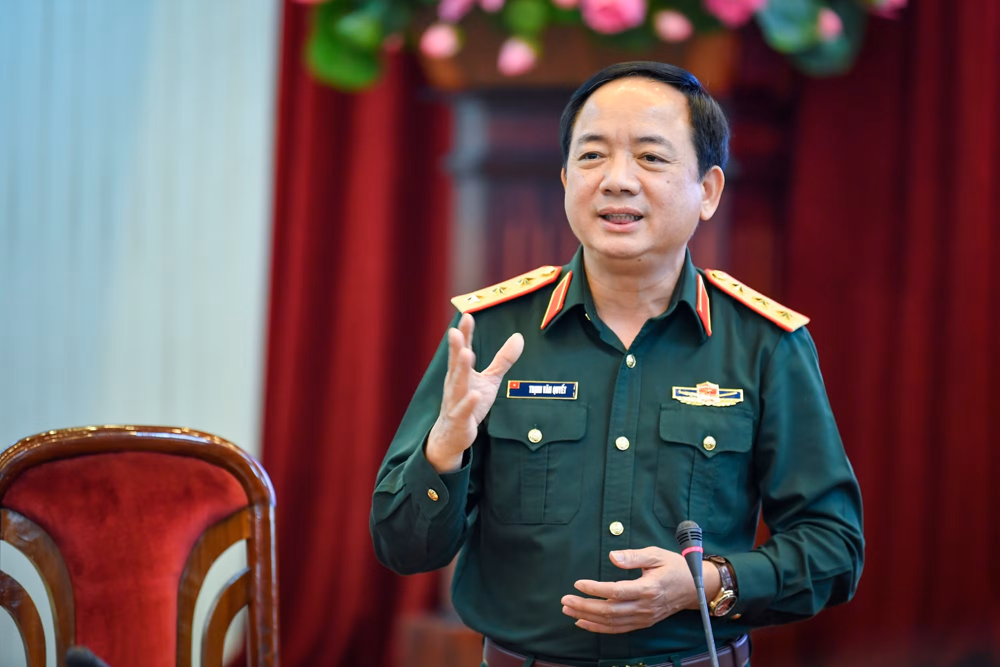 Thượng tướng Trịnh Văn Quyết, Phó Chủ nhiệm Tổng cục Chính trị Quân đội nhân dân Việt Nam trao đổi với báo chí tại sự kiện.