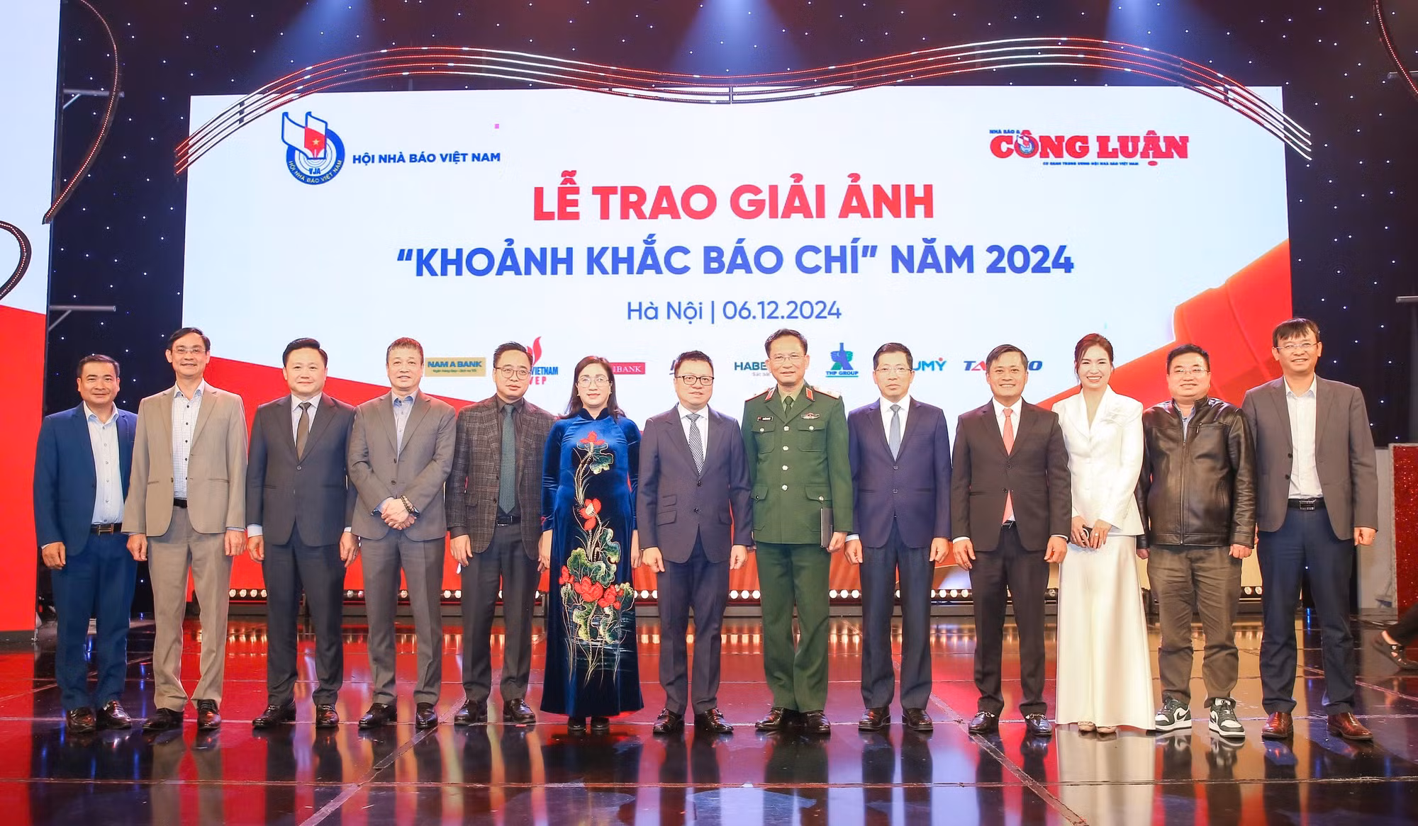 Các đại biểu chụp ảnh lưu niệm tại Lễ trao giải.