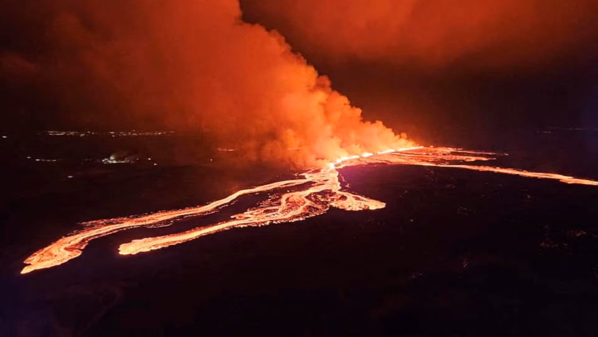 Bầu trời đêm tại bán đảo Reykjanes được nhuộm rực đỏ bởi vụ phun trào.