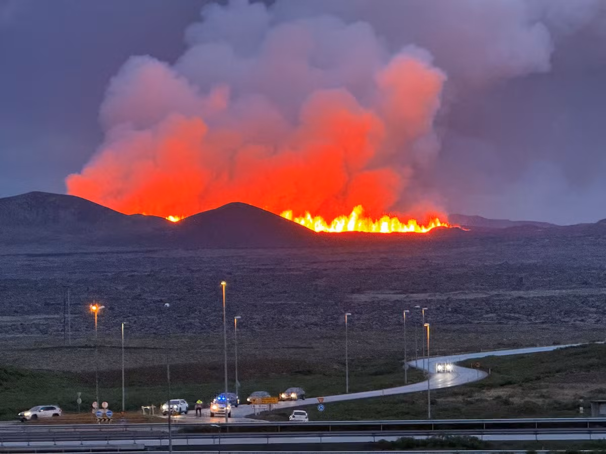 Xe cộ di chuyển gần khu vực núi lửa phun trào tại thị trấn Vogar (Ảnh: Reuters)