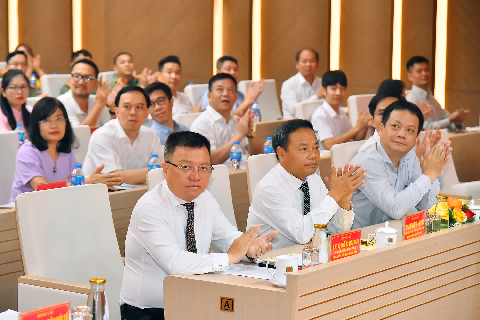 Các đại biểu tham dự lễ tổng kết và trao giải Cuộc thi viết các tác phẩm điện tử về chủ đề "Bảo đảm an ninh, trật tự ở cơ sở". (Ảnh: THỦY NGUYÊN)