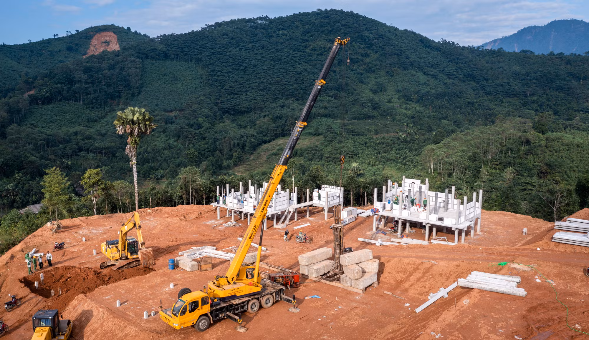 Máy móc hoạt động ngày đêm để ép cọc, tạo móng trên công trường dựng xây thôn Làng Nủ mới. Máy móc hoạt động ngày đêm để ép cọc, tạo móng trên công trường dựng xây thôn Làng Nủ mới.