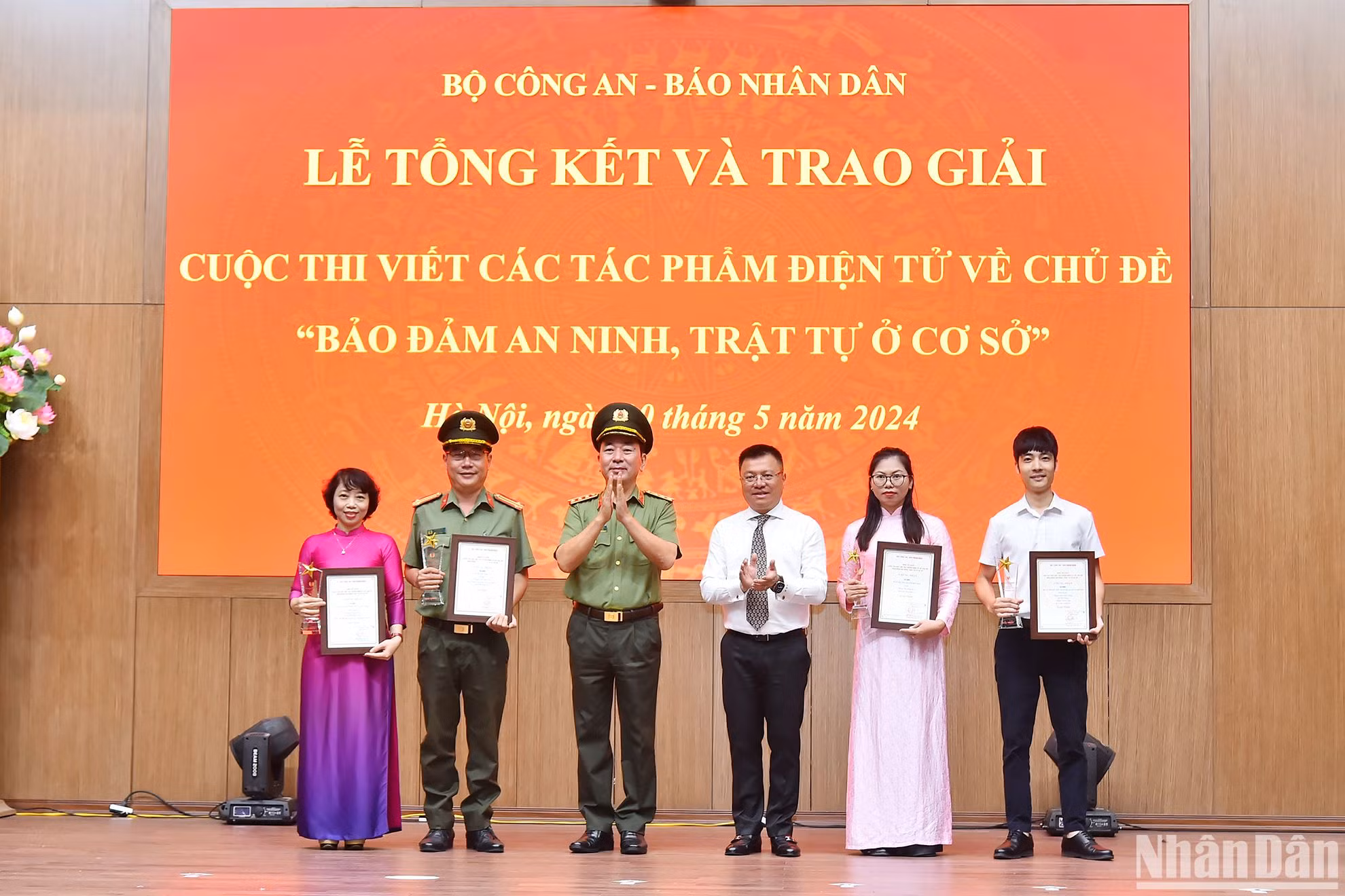 Trao giải Nhất cho các tác giả, nhóm tác giả đạt giải. (Ảnh: THỦY NGUYÊN)