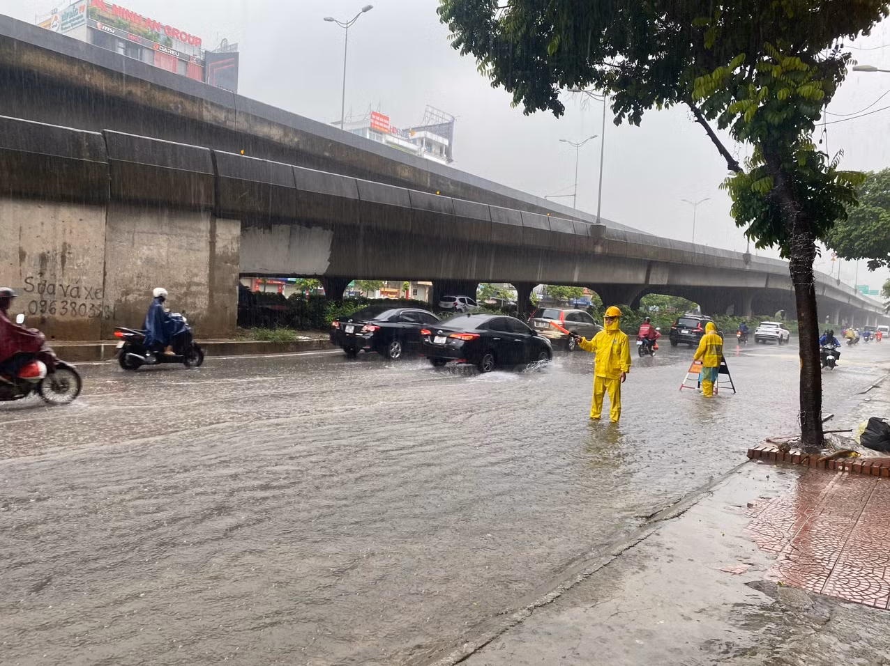 Công nhân công ty Thoát nước Hà Nội có mặt ứng trực tại các điểm ngập sáng 5/6.