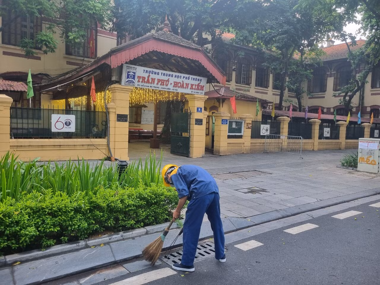 [Ảnh] Hơn 4.000 tình nguyện viên đồng hành, tiếp sức thí sinh thi vào lớp 10 tại Hà Nội ảnh 14
