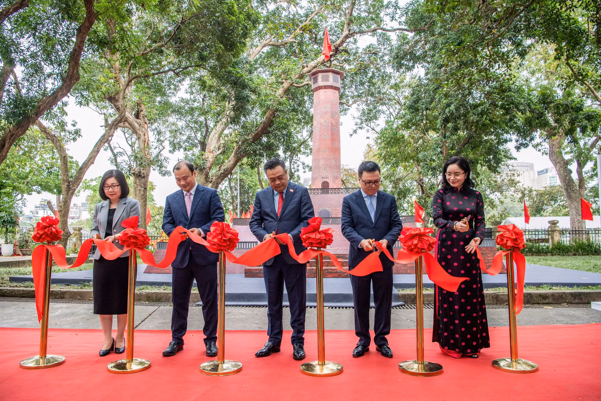 Các đại biểu cắt băng khai mạc Triển lãm. Các đại biểu cắt băng khai mạc Triển lãm.