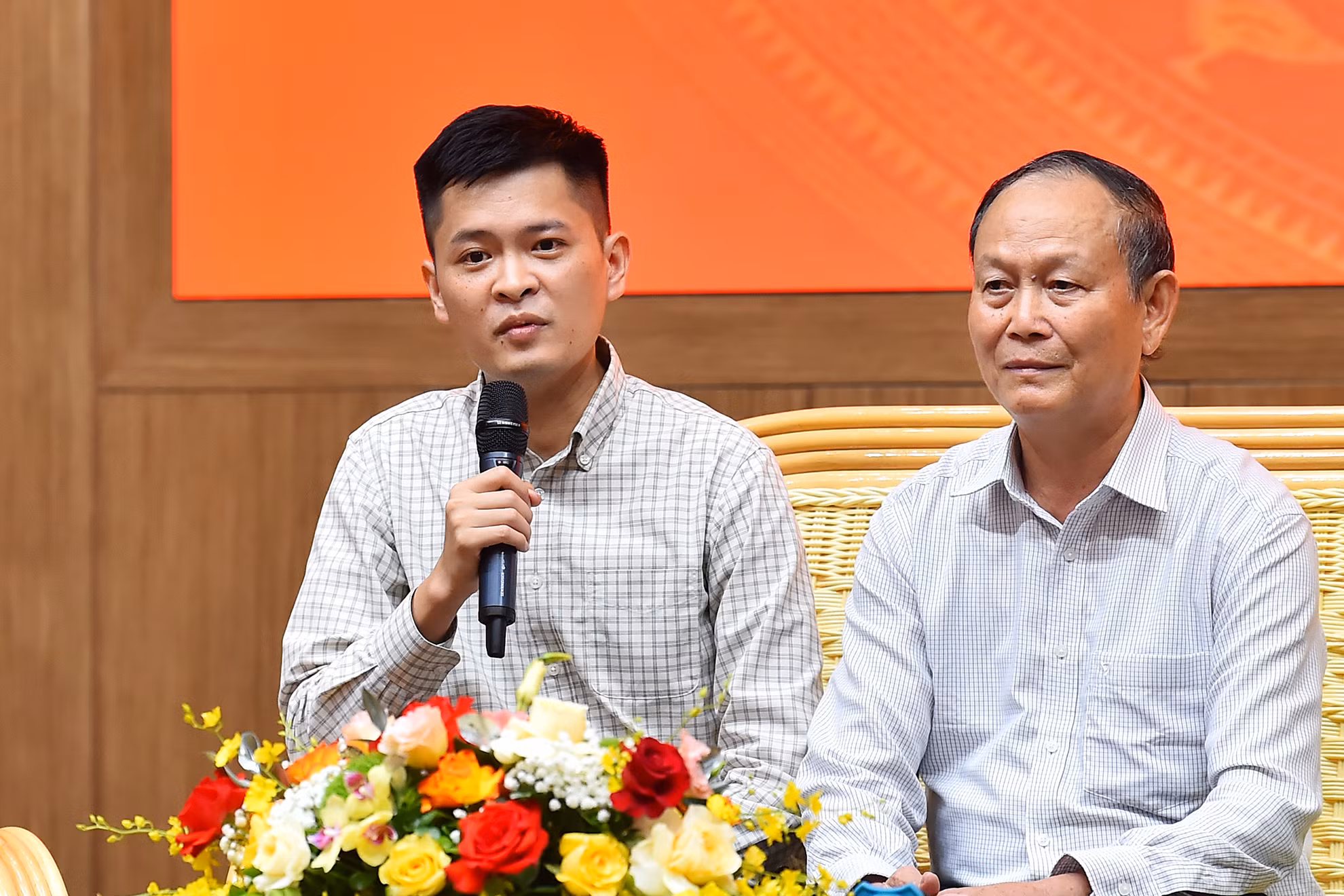 Nhà báo Xuân Tùng chia sẻ tại buổi giao lưu. (Ảnh: THỦY NGUYÊN)