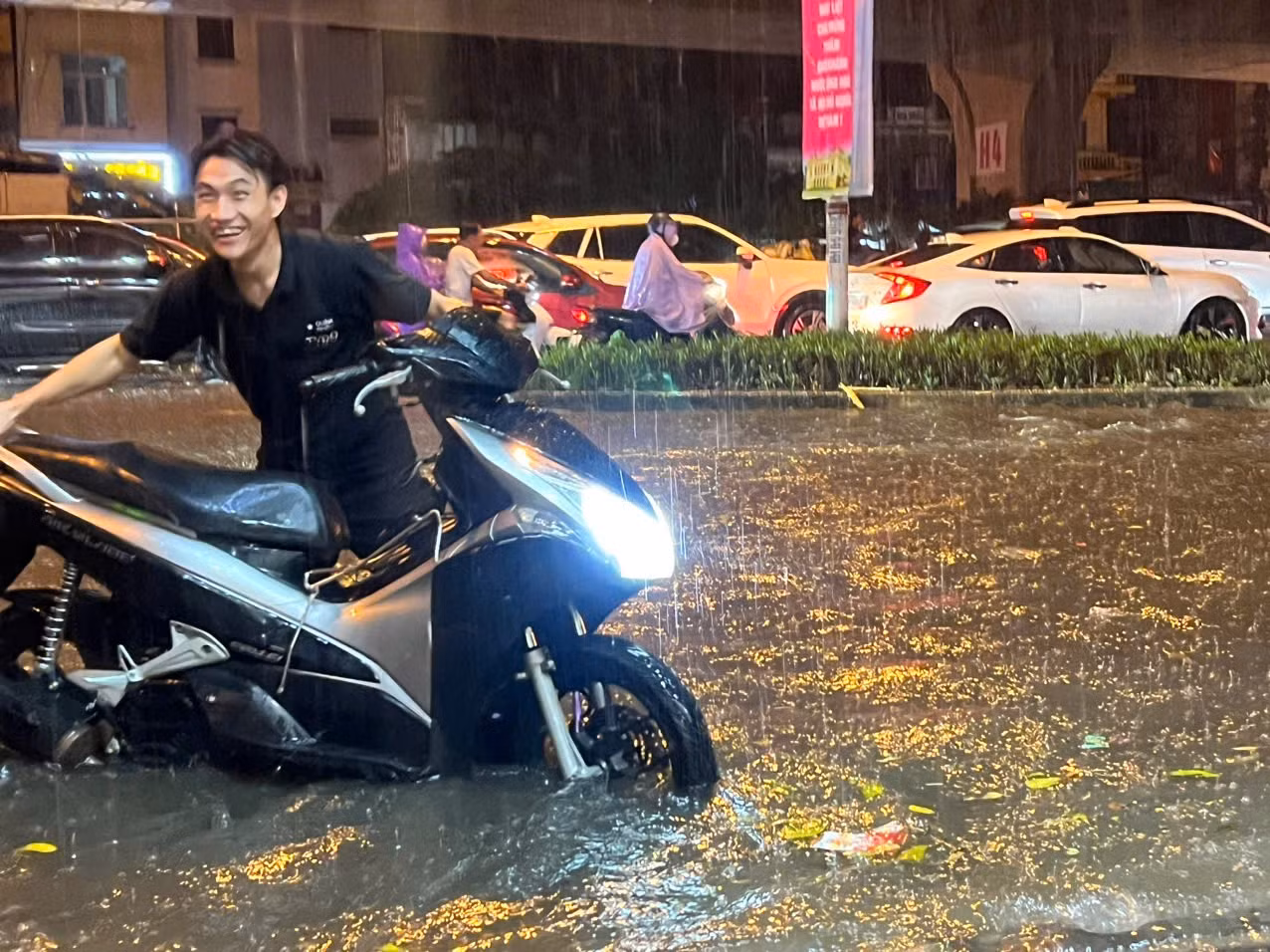 Mưa lớn kéo dài suốt đêm khiến khu vực dốc Minh Khai, quận Hai Bà Trưng ngập nặng.