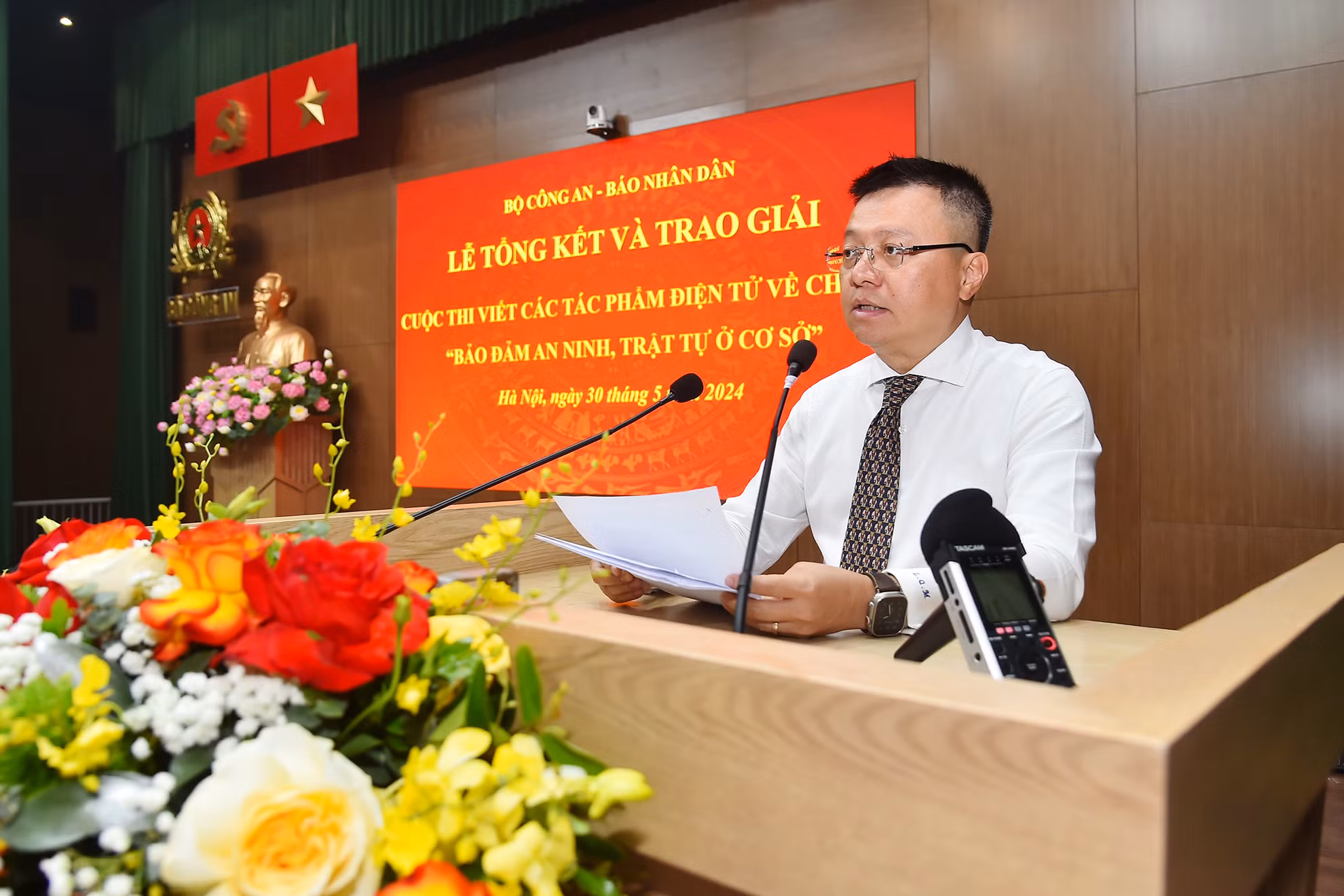 Đồng chí Lê Quốc Minh phát biểu tại lễ tổng kết và trao giải Cuộc thi viết các tác phẩm điện tử về chủ đề "Bảo đảm an ninh, trật tự ở cơ sở". (Ảnh: THỦY NGUYÊN)