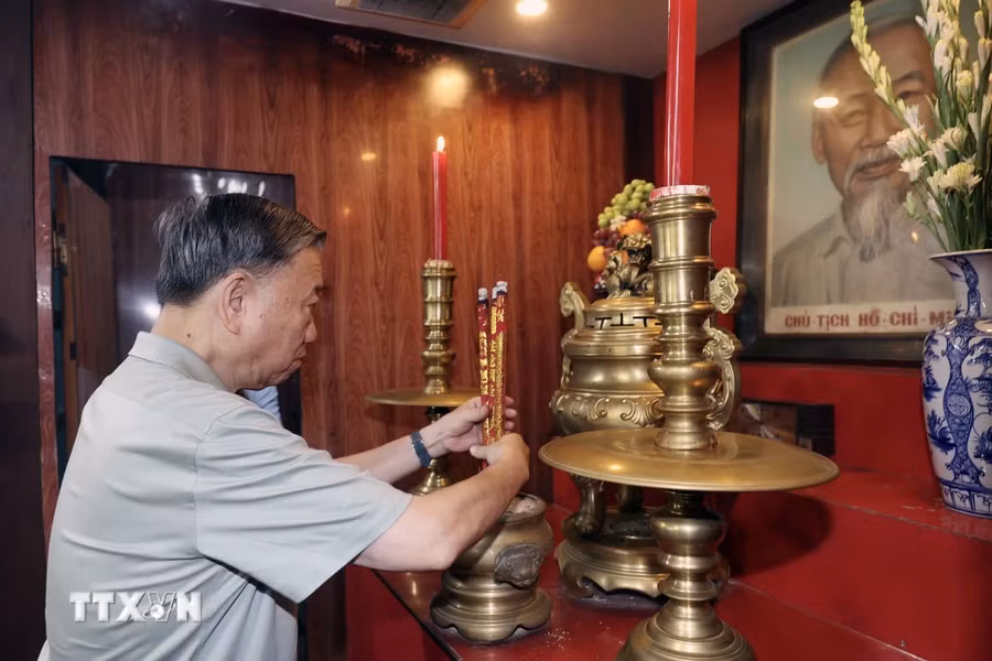 Chủ tịch nước Tô Lâm cùng đoàn công tác dâng hương tưởng nhớ Chủ tịch Hồ Chí Minh. Chủ tịch nước Tô Lâm cùng đoàn công tác dâng hương tưởng nhớ Chủ tịch Hồ Chí Minh.
