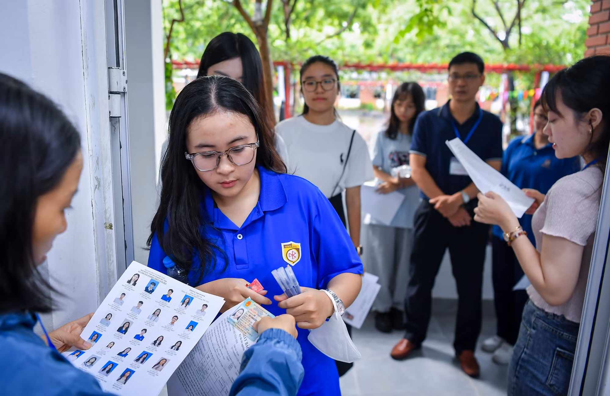 Cán bộ coi thi sẽ đối chiếu căn cước công dân với danh sách được dán ảnh, bảo đảm chặt chẽ trong mọi quy trình.