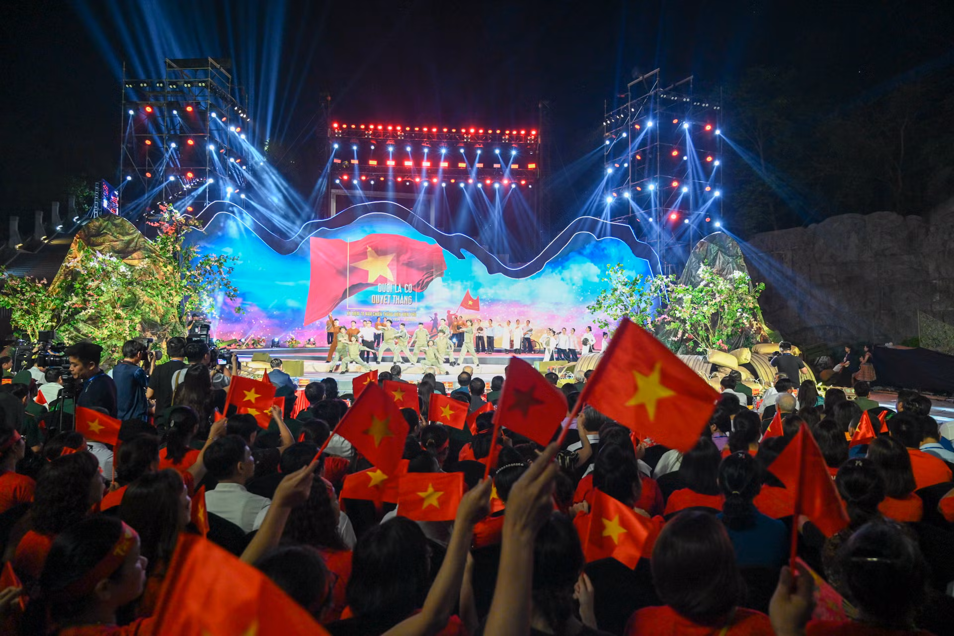 Rừng cờ đỏ sao vàng được khán giả tại thành phố Điện Biên Phủ tạo nên tại chương trình.