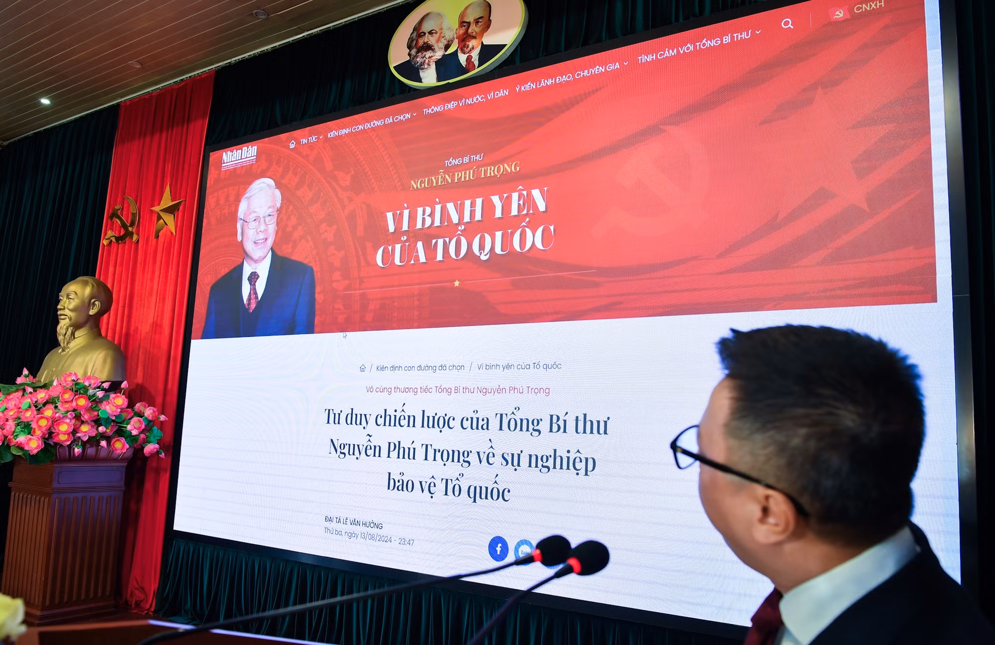 Đồng chí Lê Quốc Minh giới thiệu với các đại biểu về Trang thông tin đặc biệt Tổng Bí thư Nguyễn Phú Trọng - Nhà lãnh đạo có tâm, có tầm của Đảng.