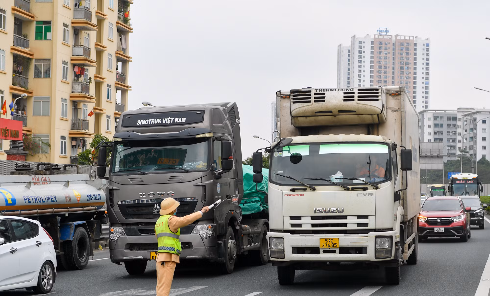 Cảnh sát giao thông "căng mình" làm nhiệm vụ tại cửa ngõ phía nam Hà Nội.