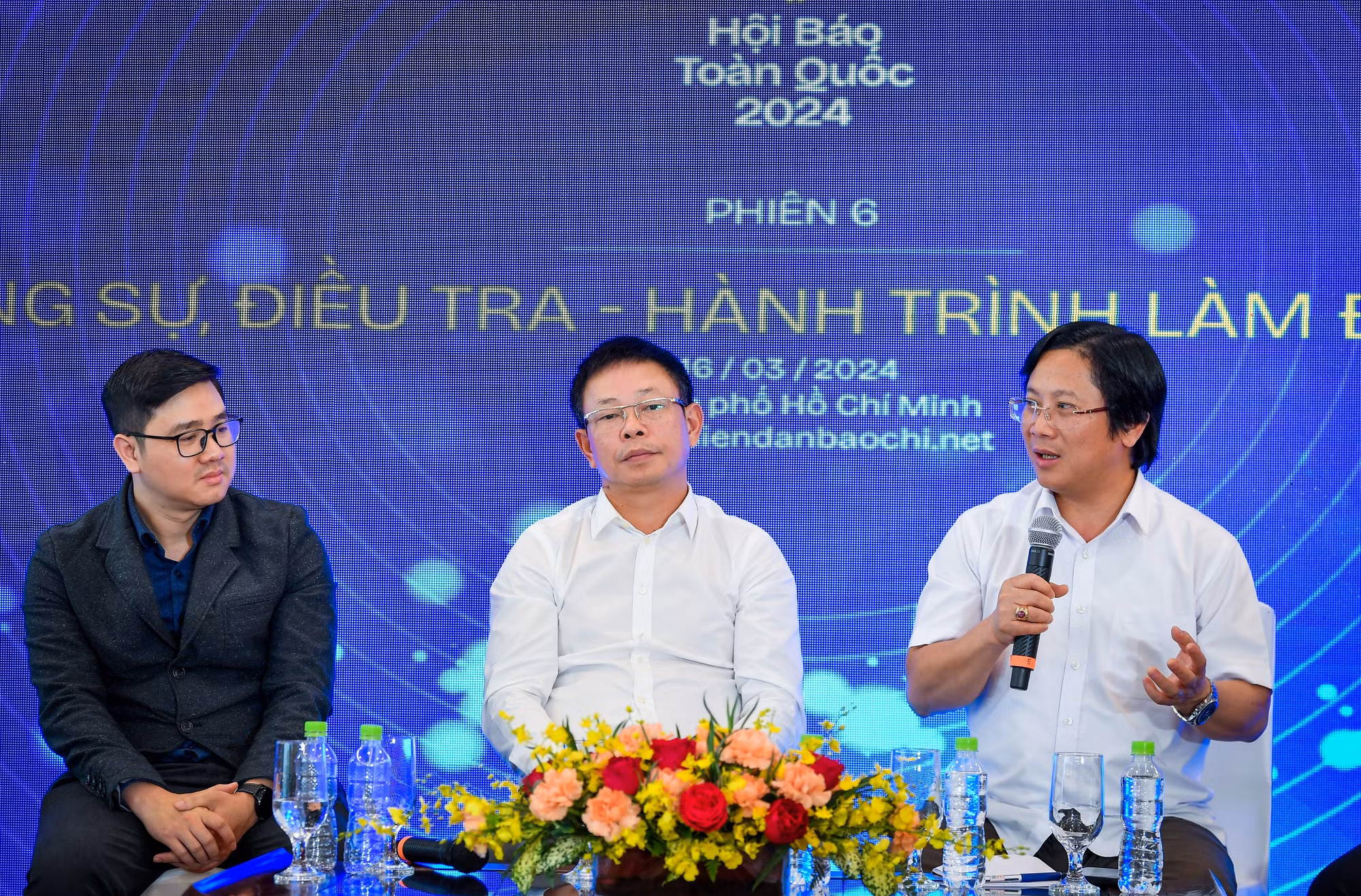 Các khách mời chia sẻ tại phiên thảo luận.