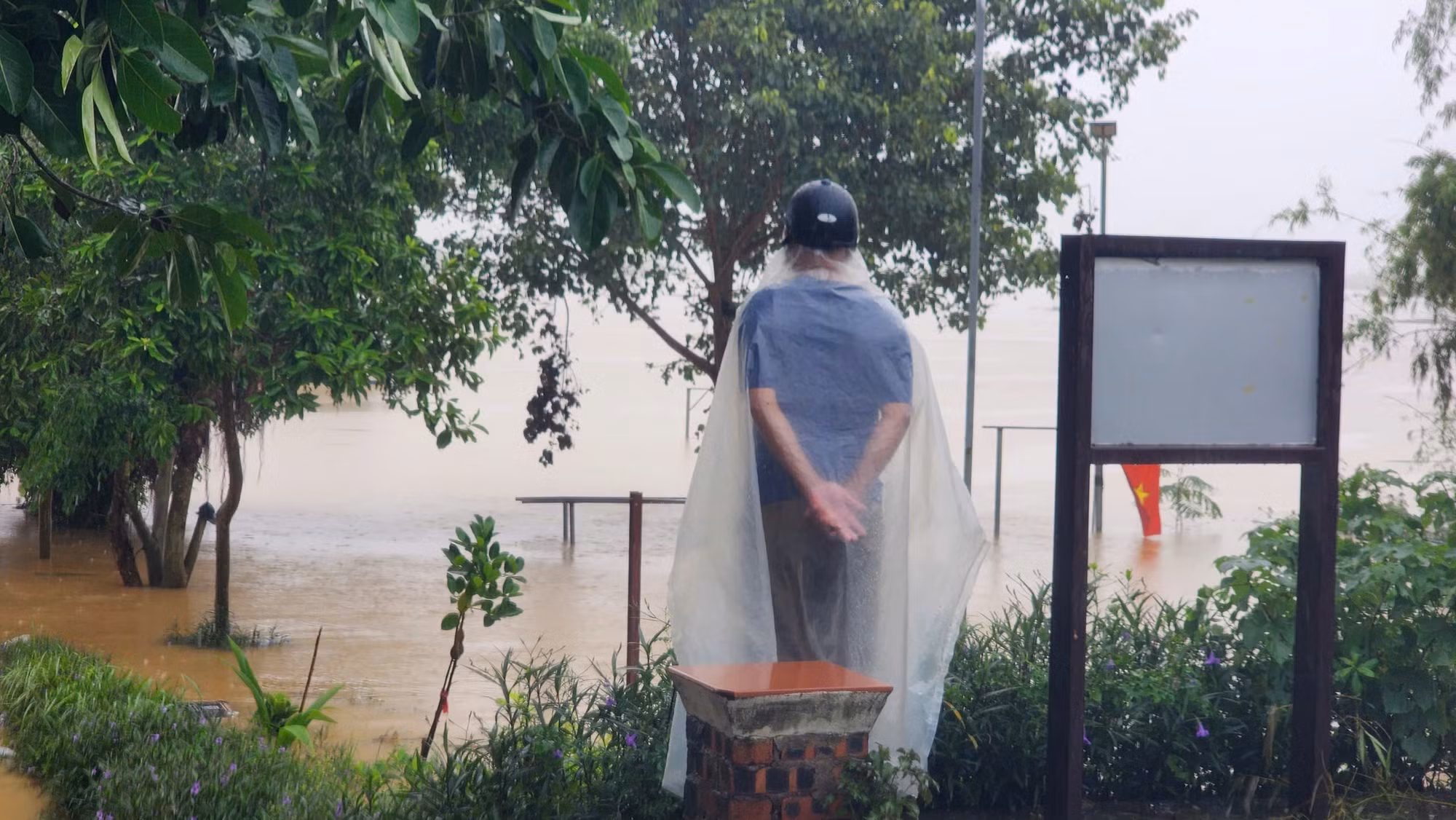 Lo lắng nhìn nước dâng... Báo động cấp 2 là mức giới hạn mực nước cho biết lũ trong sông đã lên đến mức trung bình. Nước lũ bắt đầu gây ảnh hưởng ngập lụt và tác động xấu đến dân sinh, kinh tế, xã hội.