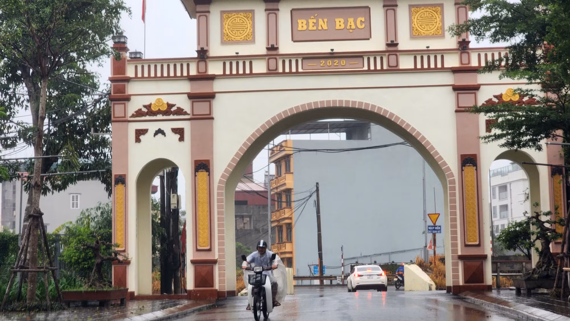 Trong khi đó, tại khu vực Bến Bạc (Phú Thượng) và nhiều khu vực khác dọc đê An Dương Vương, Âu Cơ, các cửa khẩu vẫn đang hoạt động bình thường.