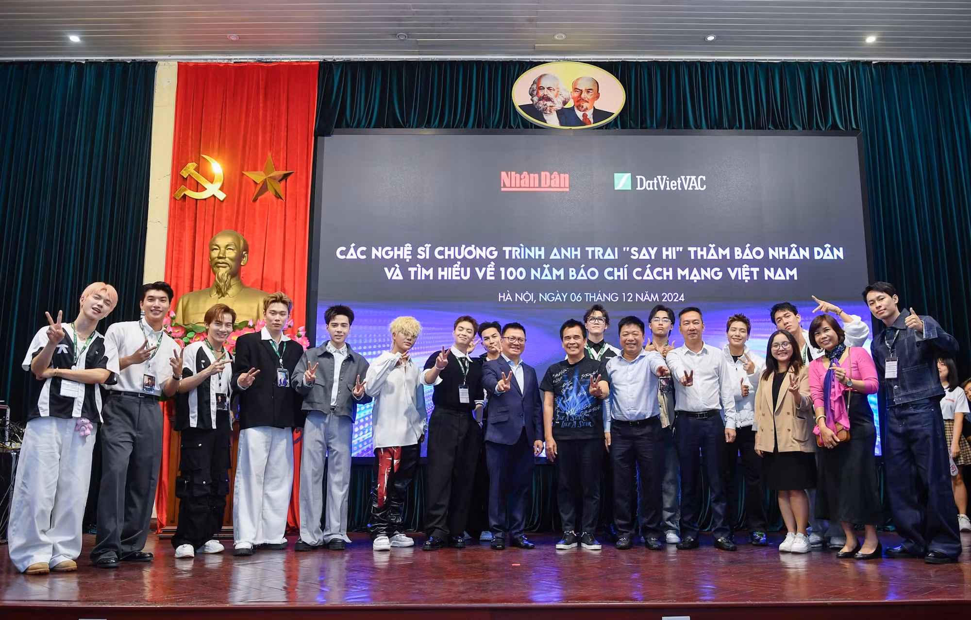 Dàn nghệ sĩ "Anh trai say hi" chụp ảnh lưu niệm tại chương trình.