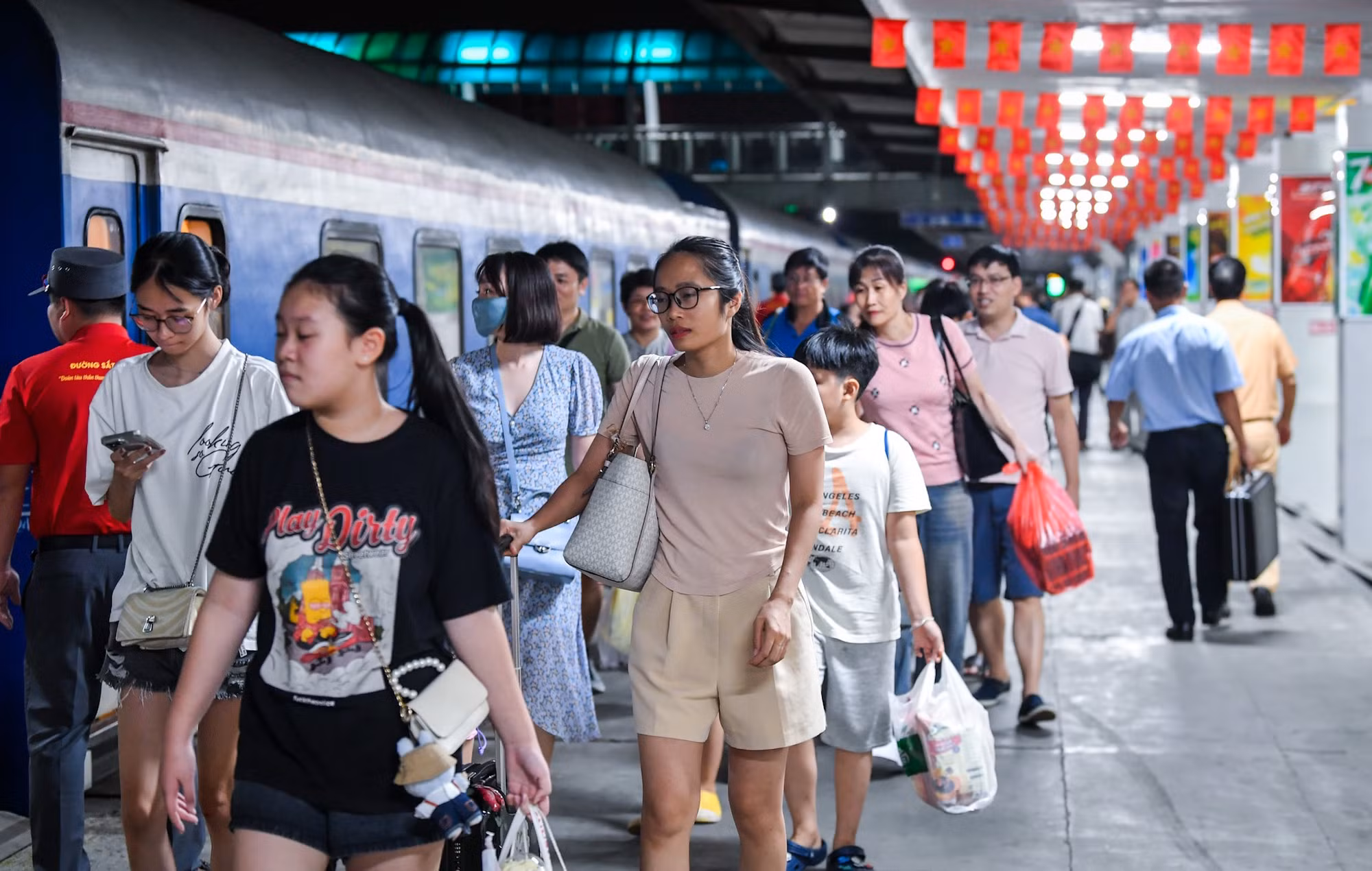 Theo đó, Tổng Công ty Đường sắt Việt Nam triển khai tới đội ngũ nhân viên trên tất cả các tàu mặc áo cờ đỏ sao vàng, nhằm lan tỏa hình ảnh đẹp Quốc kỳ và niềm tự hào dân tộc.
