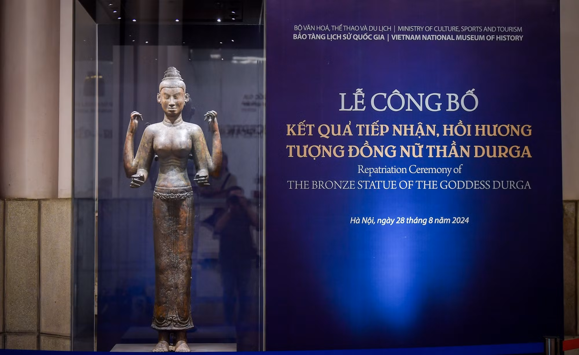 Sau nhiều năm "lưu lạc" tại nước ngoài, cuối tháng 8/2024, tượng đồng nữ thần Durga - hiện vật tiêu biểu của văn hóa Champa đã được đưa về Việt Nam.