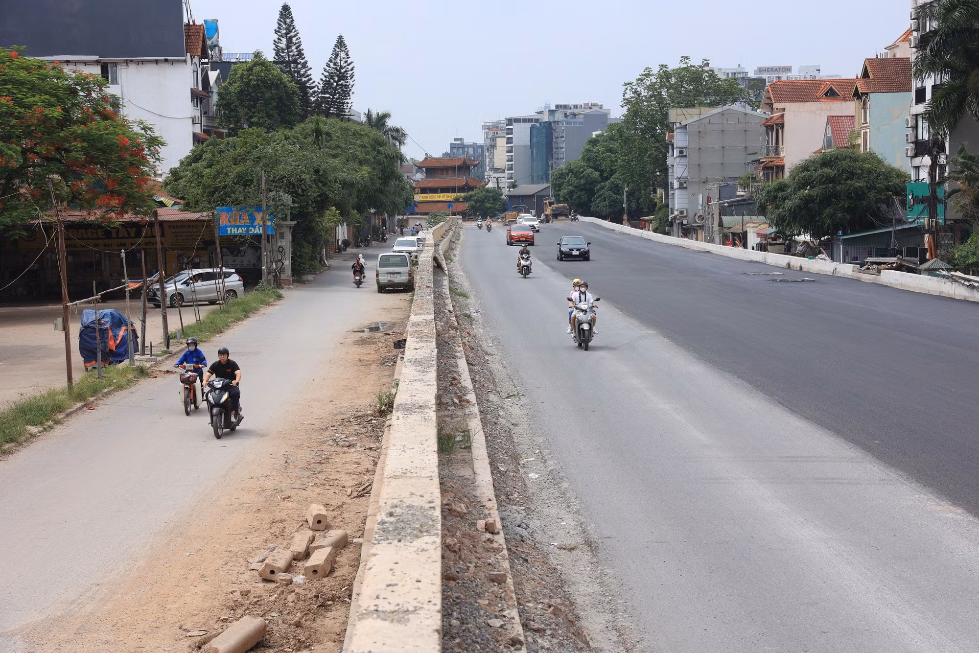Hiện tại, toàn bộ đoạn đường đã được hạ độ cao, đường dân sinh hai bên đường cũng đã được thảm nhựa, không còn cảnh lầy lội, bụi bẩn như trước.
